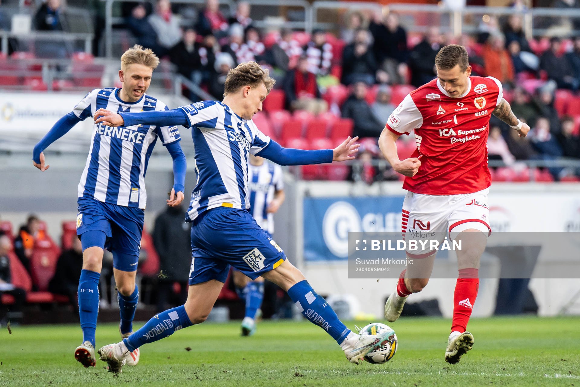 IFK Göteborgs Sebastian Hausner och Kalmars Mileta Rajovic under fotbollsmatchen i Allsvenskan mellan Kalmar och IFK Göteborg den 9 april 2023 i Kalmar.