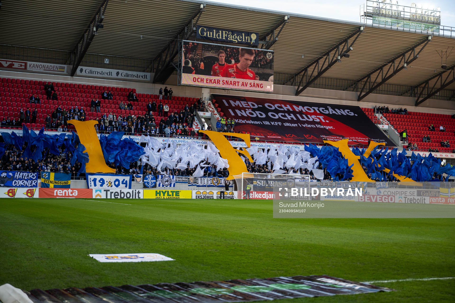 IFK Göteborgs tifo under fotbollsmatchen i Allsvenskan mellan Kalmar och IFK Göteborg den 9 april 2023 i Kalmar. 