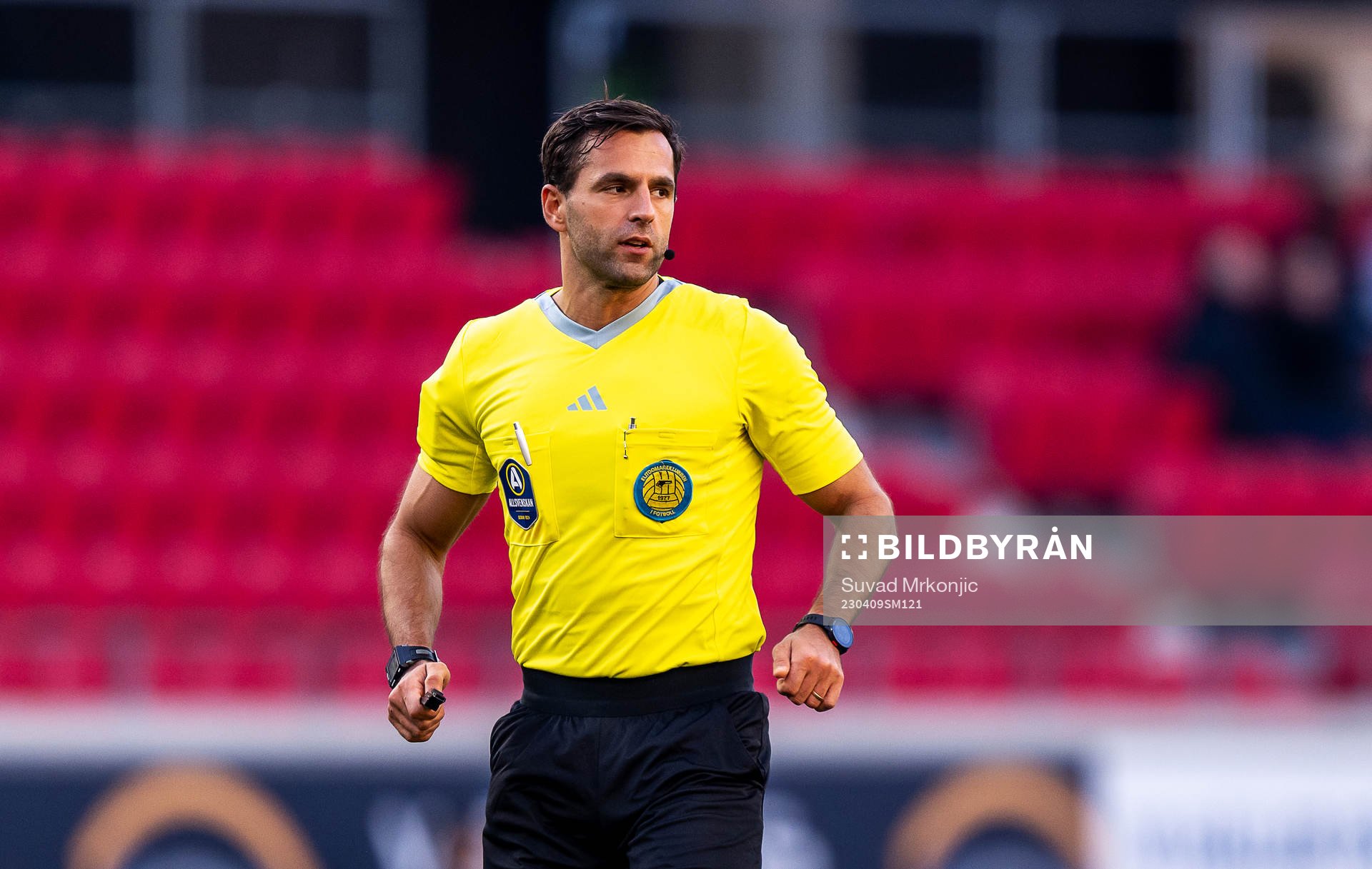 Domare Granit Maqedonci under fotbollsmatchen i Allsvenskan mellan Kalmar och IFK Göteborg den 9 april 2023 i Kalmar. 