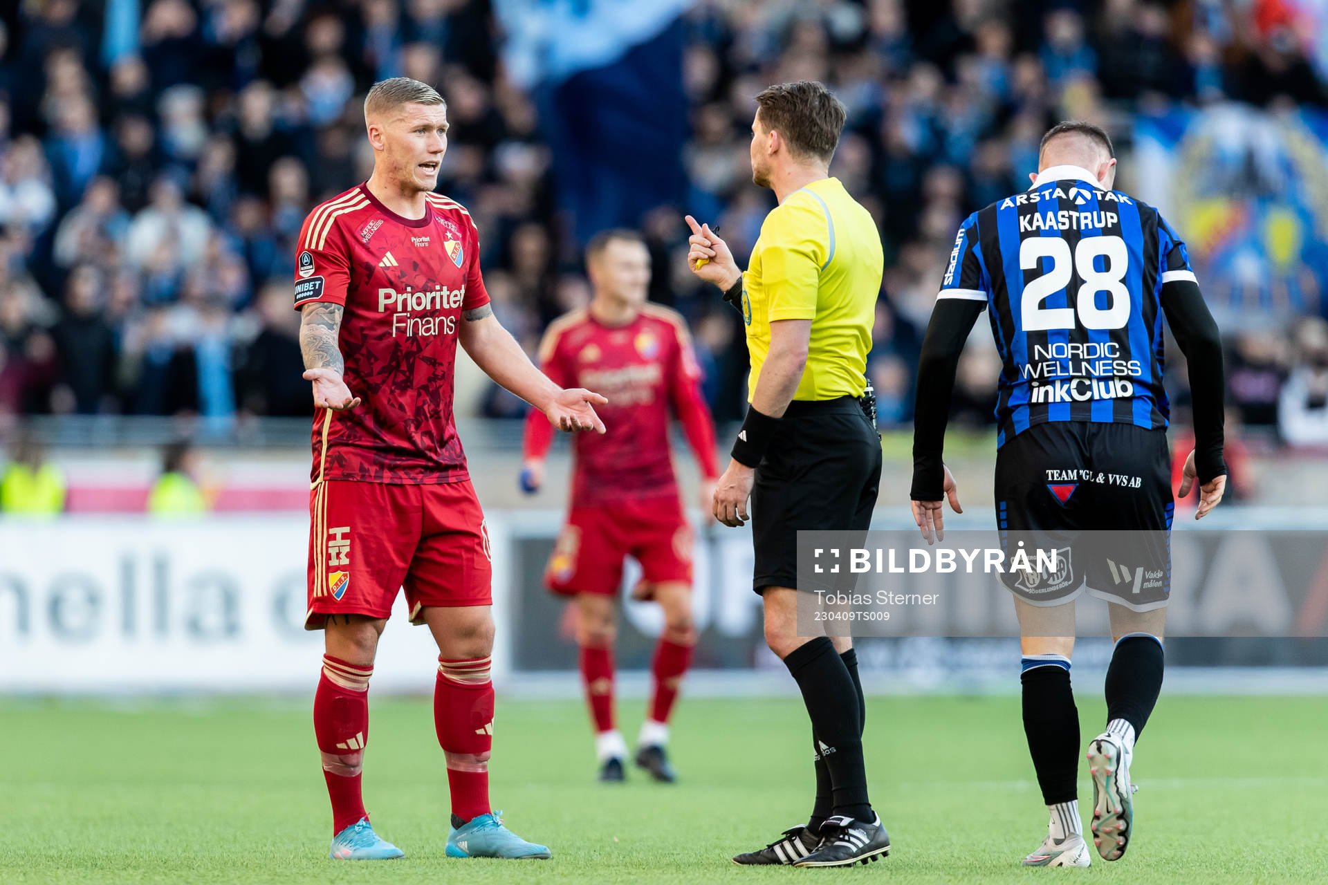 Djurgårdens Victor Edvardsen reagerar mot ett domslut