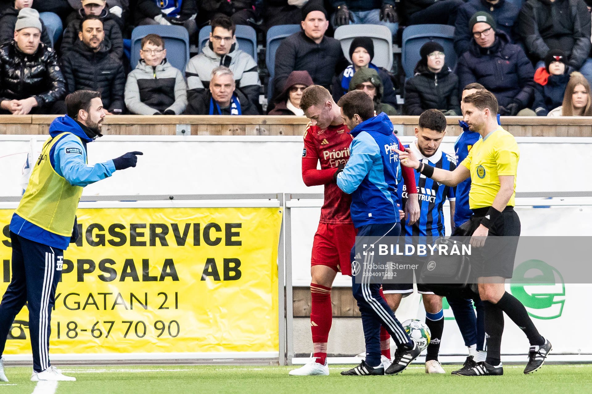 Djurgårdens Jesper Löfgren lämnar planen skadad