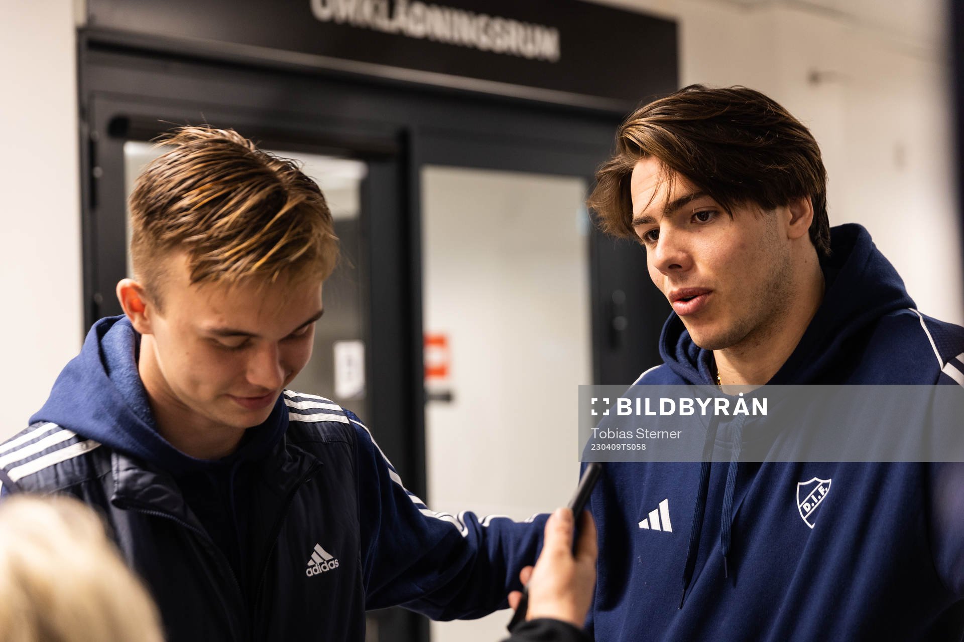 Djurgårdens målvakt Andre Picornell och målvakt Jacob Widell Zetterström efter fotbollsmatchen i Allsvenskan mellan Sirius och Djurgården den 9 april 2023 i Uppsala.