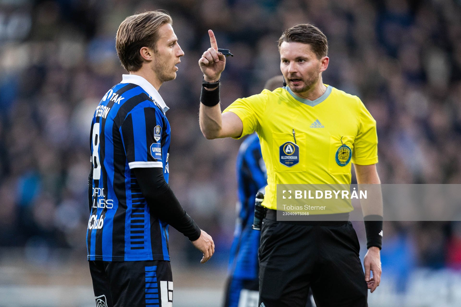 Domare Joakim Östling och Sirius Daniel Stensson under fotbollsmatchen i Allsvenskan mellan Sirius och Djurgården den 9 april 2023 i Uppsala.