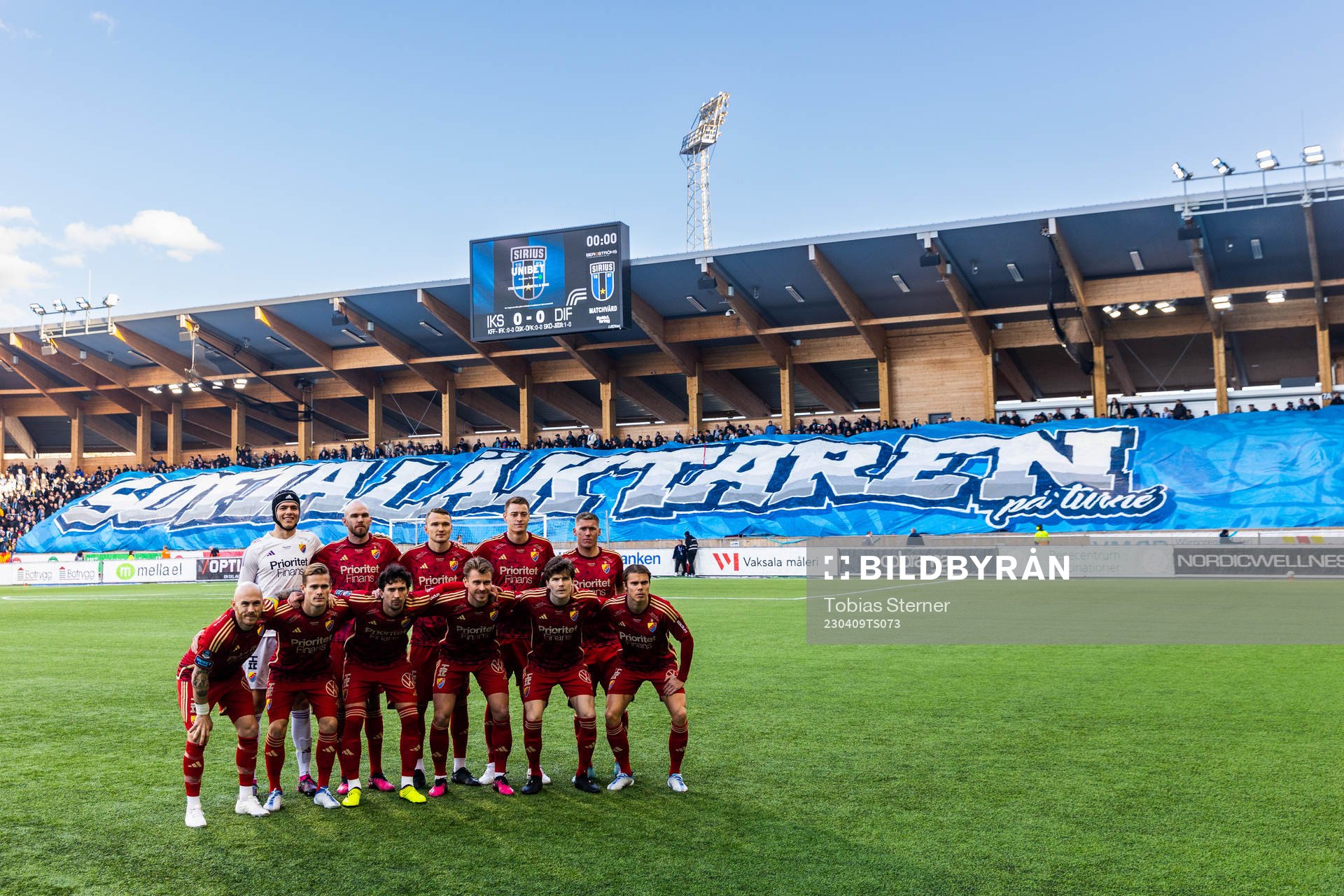 Djurgårdens startelva inför fotbollsmatchen i Allsvenskan mellan Sirius och Djurgården den 9 april 2023 i Uppsala. Övre raden: Målvakt Jacob Widell Zetterström, Marcus Danielson, Piotr Johansson, Jesper Löfgren, Victor Edvardsen. Främre raden: Magnus Eriksson, Hampus Finndell, Gustav Wikheim, Rasmus Schuller,Oliver Berg och Elias Andersson. 
