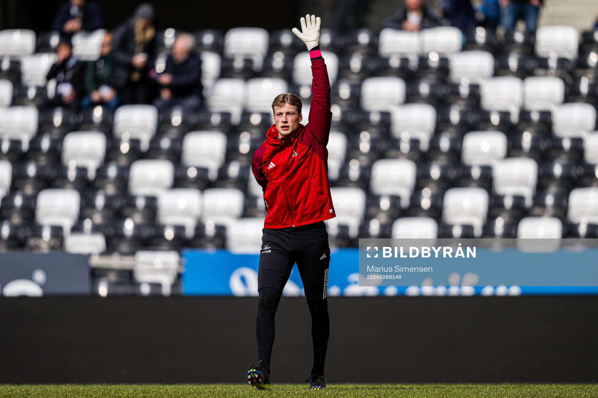 Sander Tangvik of Rosenborg warms up