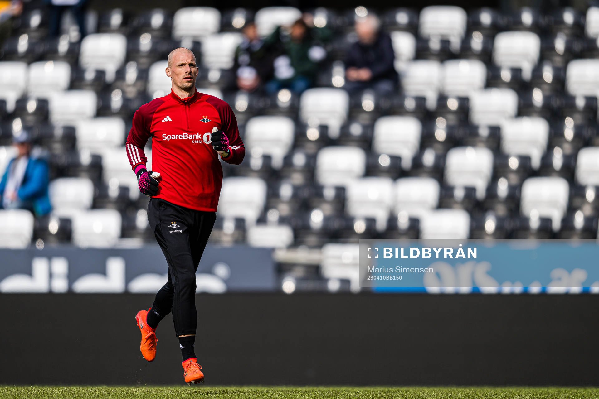 Andre Hansen of Rosenborg warms up
