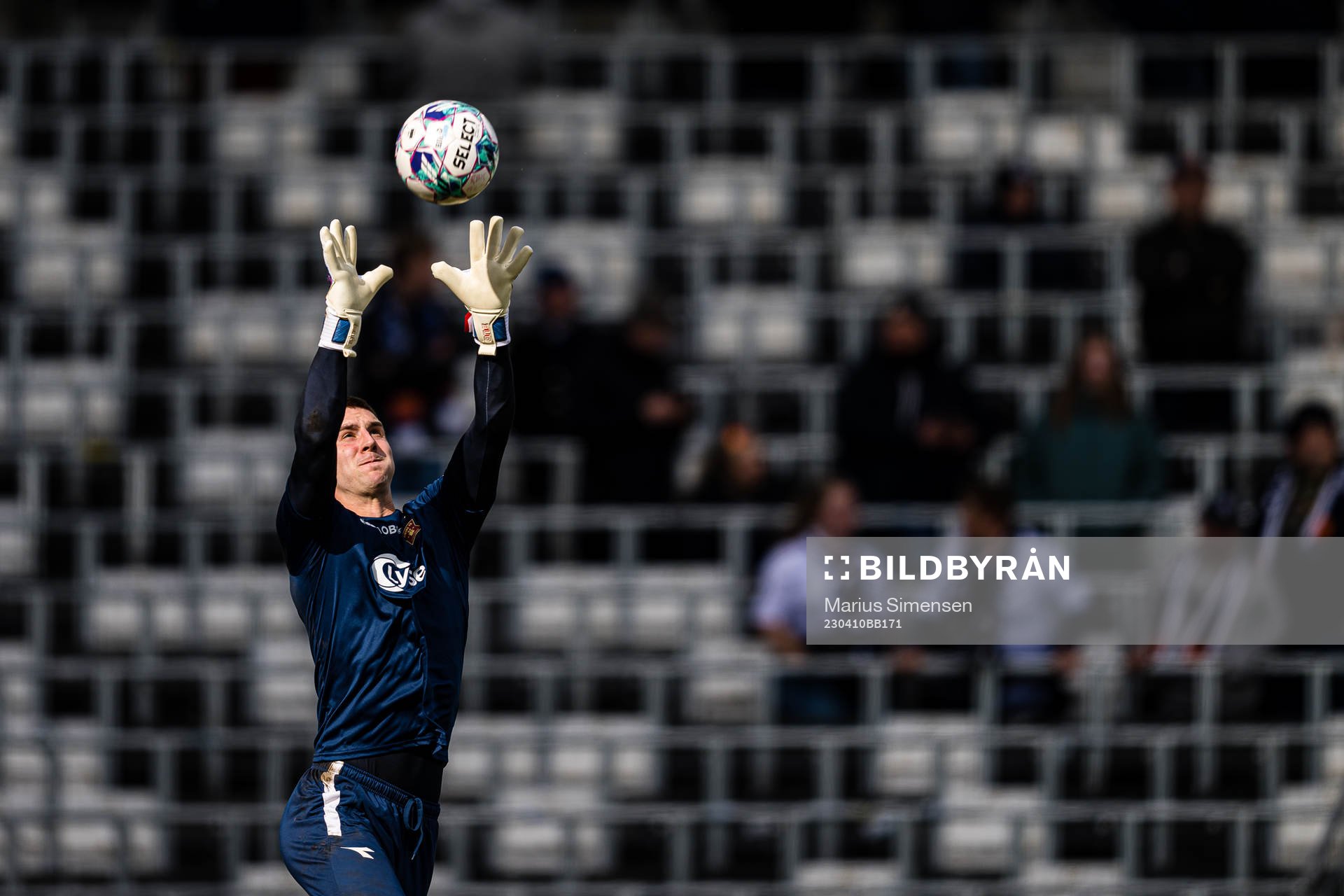 Patrik Gunnarsson of Viking warms up