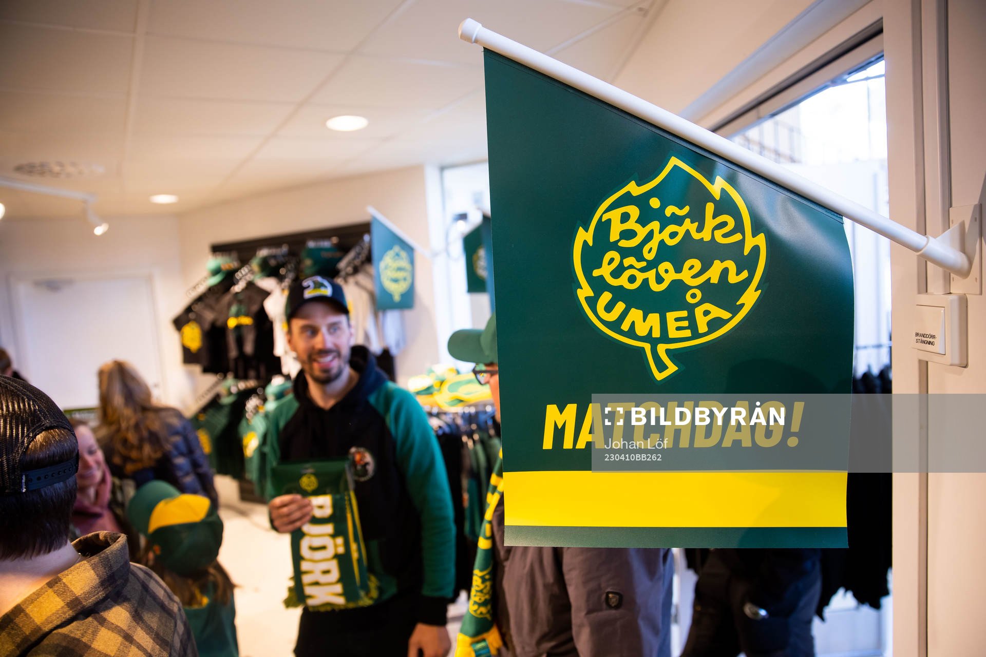 En flagga med Björklövens logga