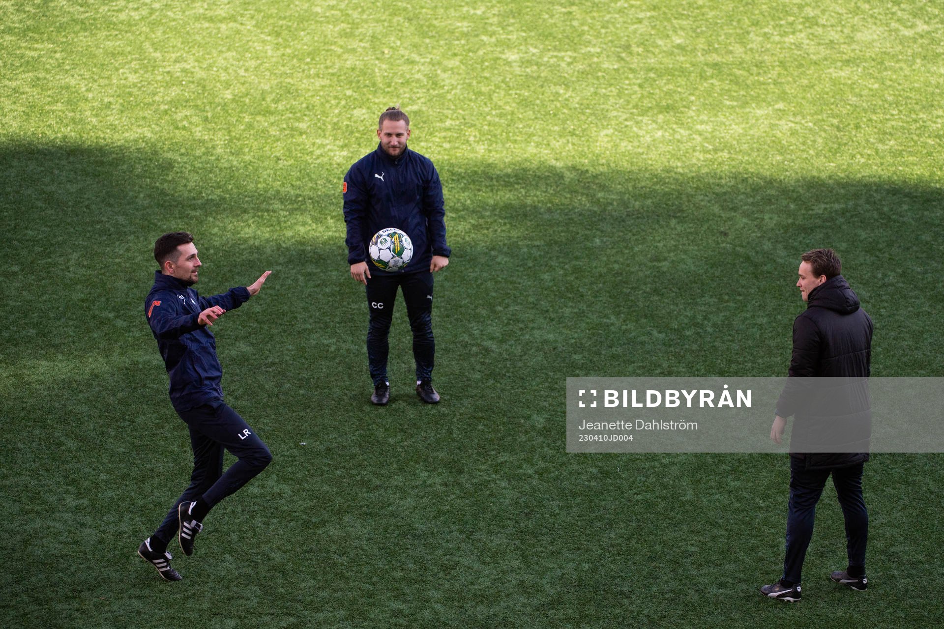 AFC Eskilstunas fystränare Luke Robertson, Casper Cornen och assisterande tränaren Robert Åstedt värmer upp inför fotbollsmatchen i Superettan mellan AFC Eskilstuna och GIF Sundsvall den 10 april 2023 i Eskilstuna.