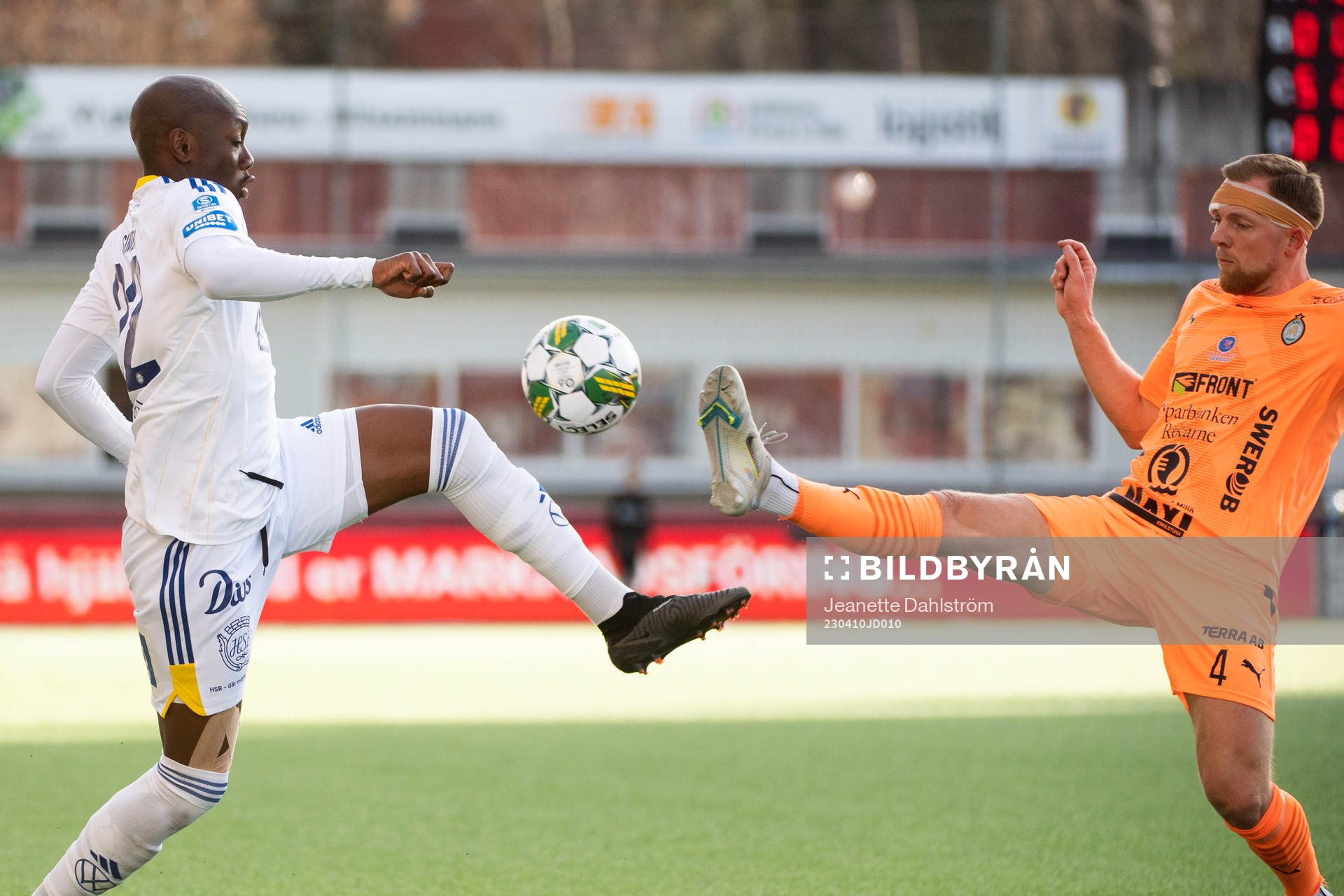 GIF Sundsvalls Moonga Simba och AFC Eskilstunas Jesper Modig