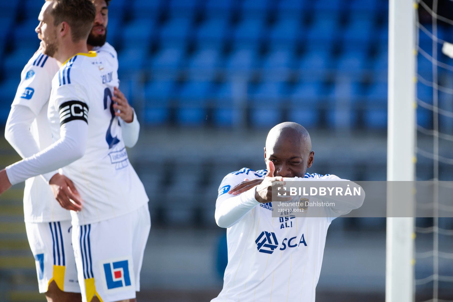 Sundsvalls Moonga Simba jublar med lagkamrater