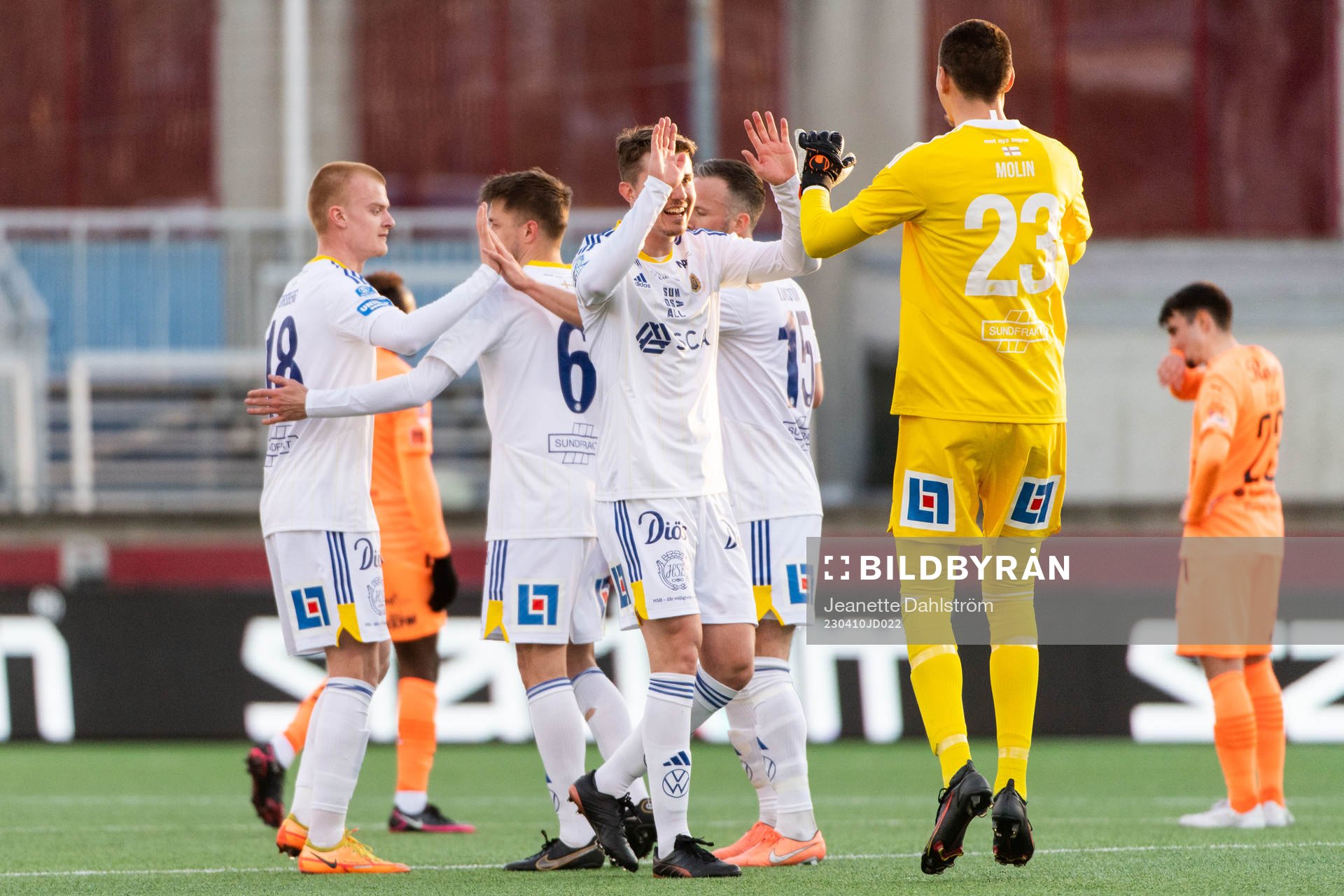 GIF Sundsvalls Fredrik Lundgren och målvakt Gustav Molin efter fotbollsmatchen i Superettan mellan AFC Eskilstuna och GIF Sundsvall den 10 april 2023 i Eskilstuna.