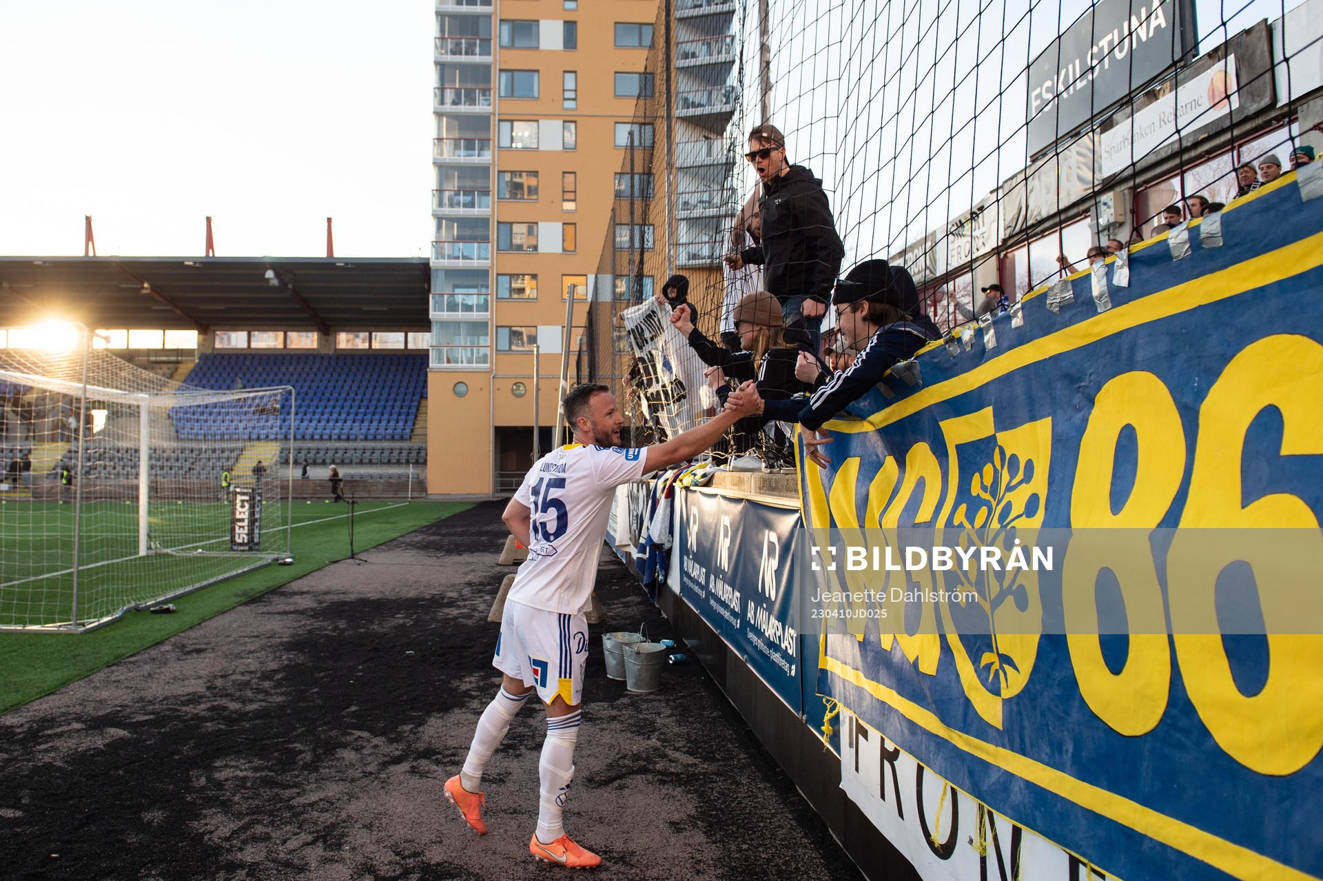 GIF Sundsvalls Robert Lundström jublar med supportar efter fotbollsmatchen i Superettan mellan AFC Eskilstuna och GIF Sundsvall den 10 april 2023 i Eskilstuna.
