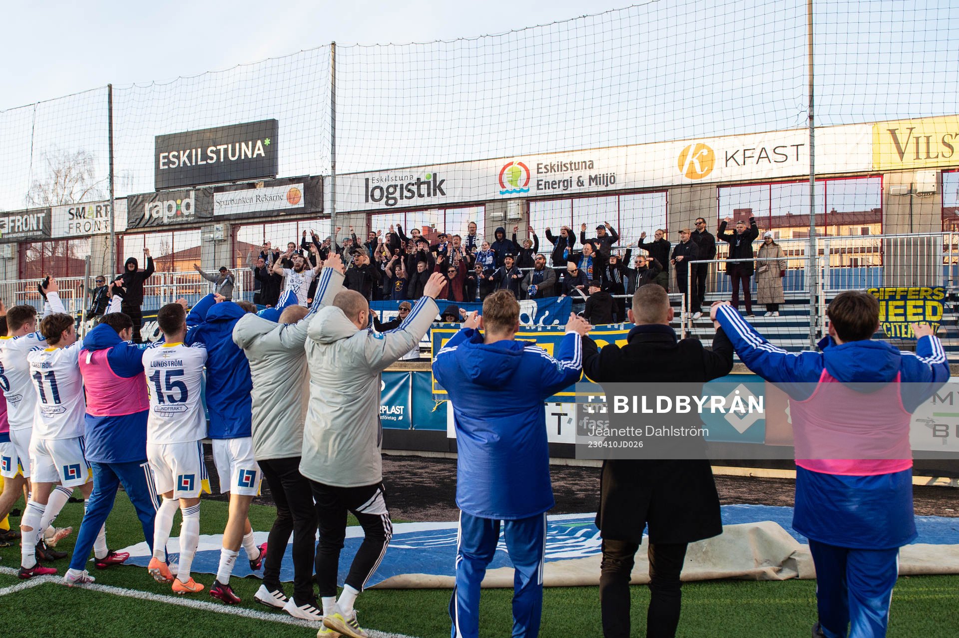 GIF Sundsvall jublar med supportar
