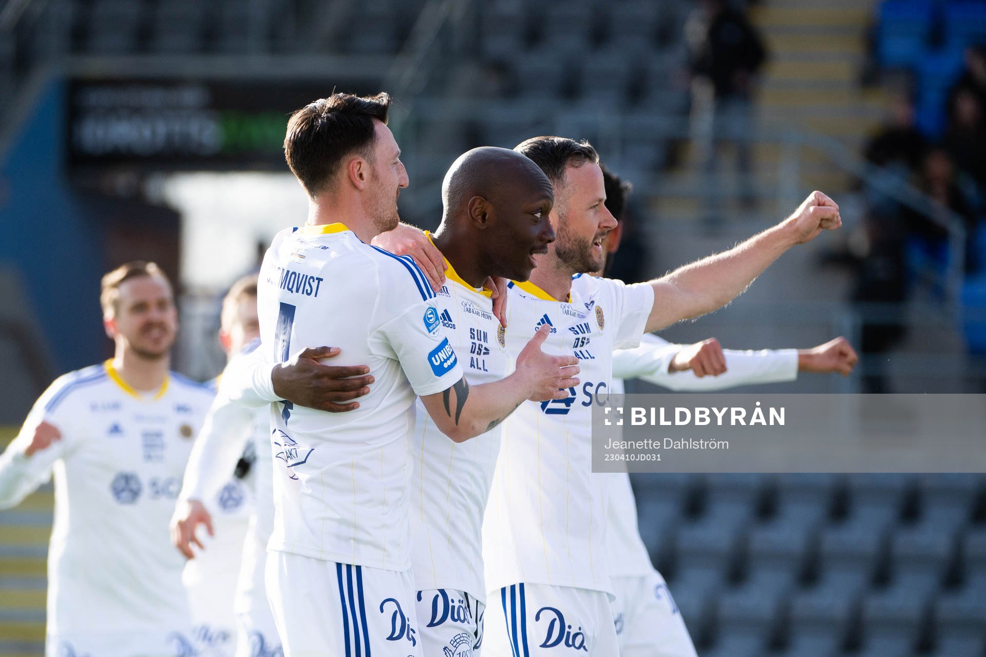 Sundsvalls Moonga Simba jublar med lagkamrater