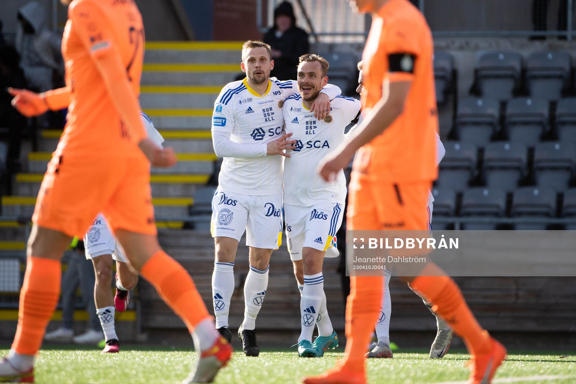 GIF Sundsvalls Erik Andersson och Dusan Jajic jublar efter 0-1 målet genom Moonga Simba under fotbollsmatchen i Superettan mellan AFC Eskilstuna och GIF Sundsvall den 10 april 2023 i Eskilstuna.