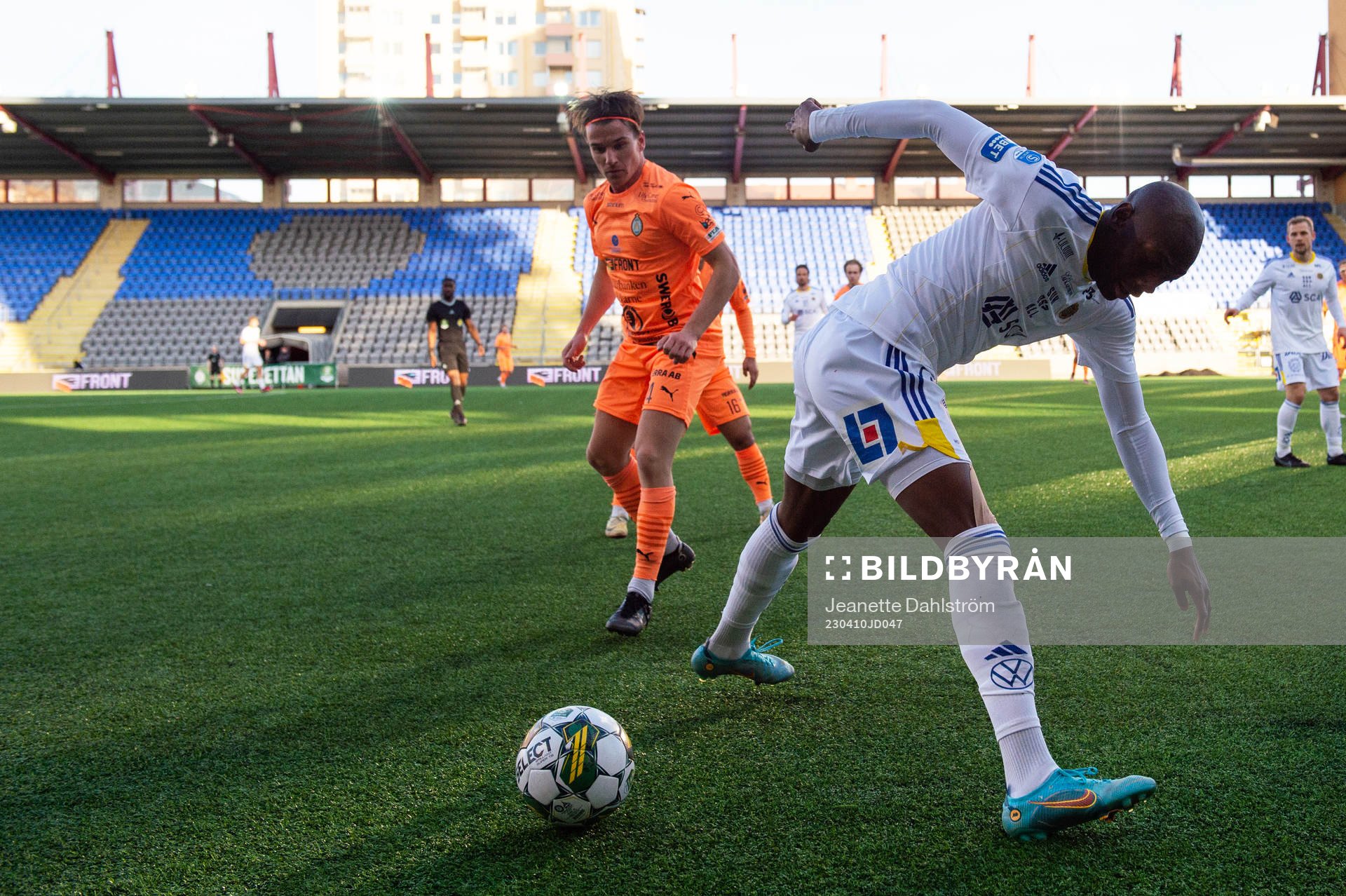 AFC Eskilstunas Jesper Modig och GIF Sundsvalls Moonga Simba