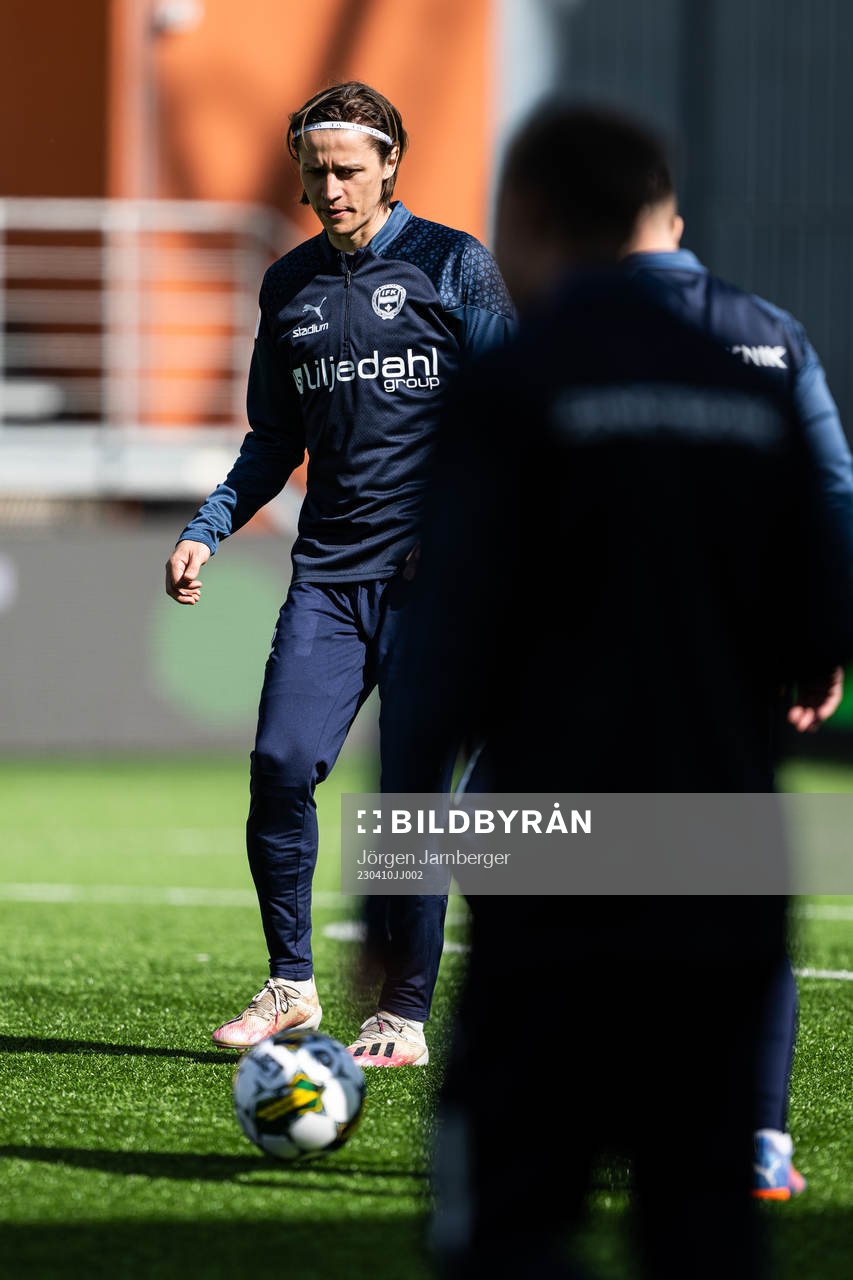 Värnamos Simon Thern under uppvärmningen inför fotbollsmatchen i Allsvenskan mellan Värnamo och Mjällby den 10 april 2023 i Borås. 