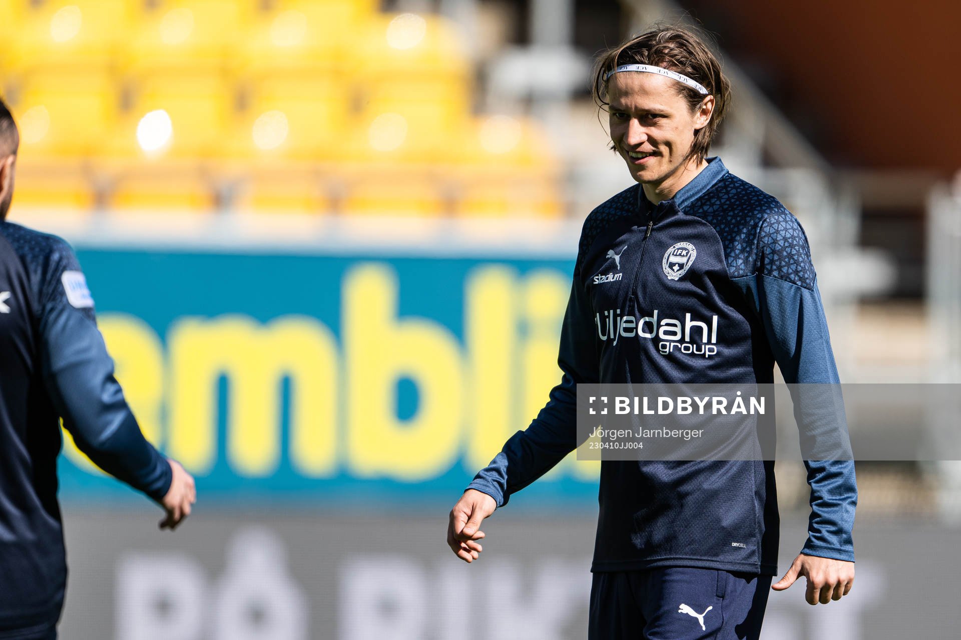 Värnamos Simon Thern under uppvärmningen inför fotbollsmatchen i Allsvenskan mellan Värnamo och Mjällby den 10 april 2023 i Borås. 