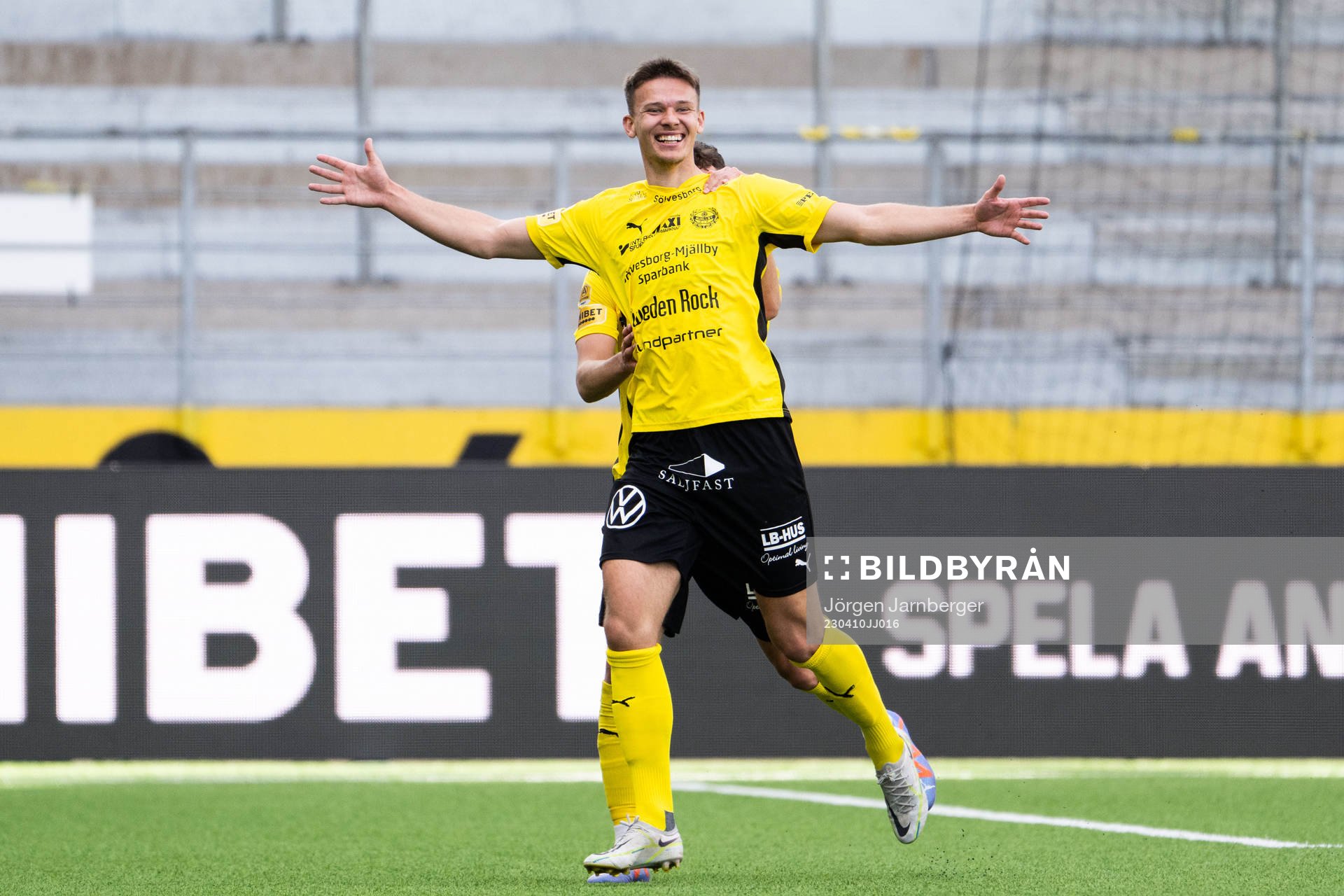Mjällbys Arvid Brorsson jublar