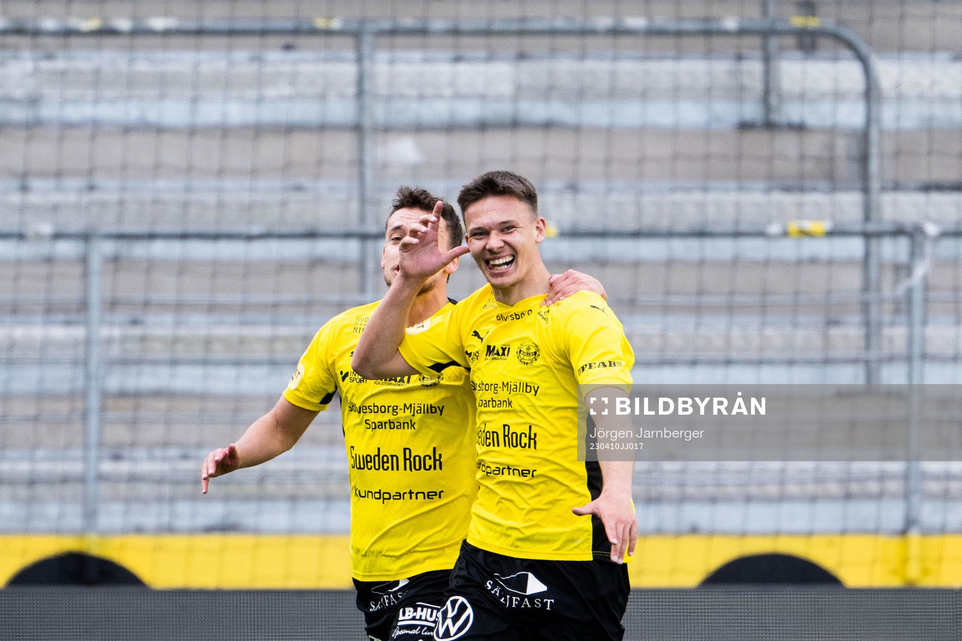 Mjällbys Arvid Brorsson jublar med Colin Rösler