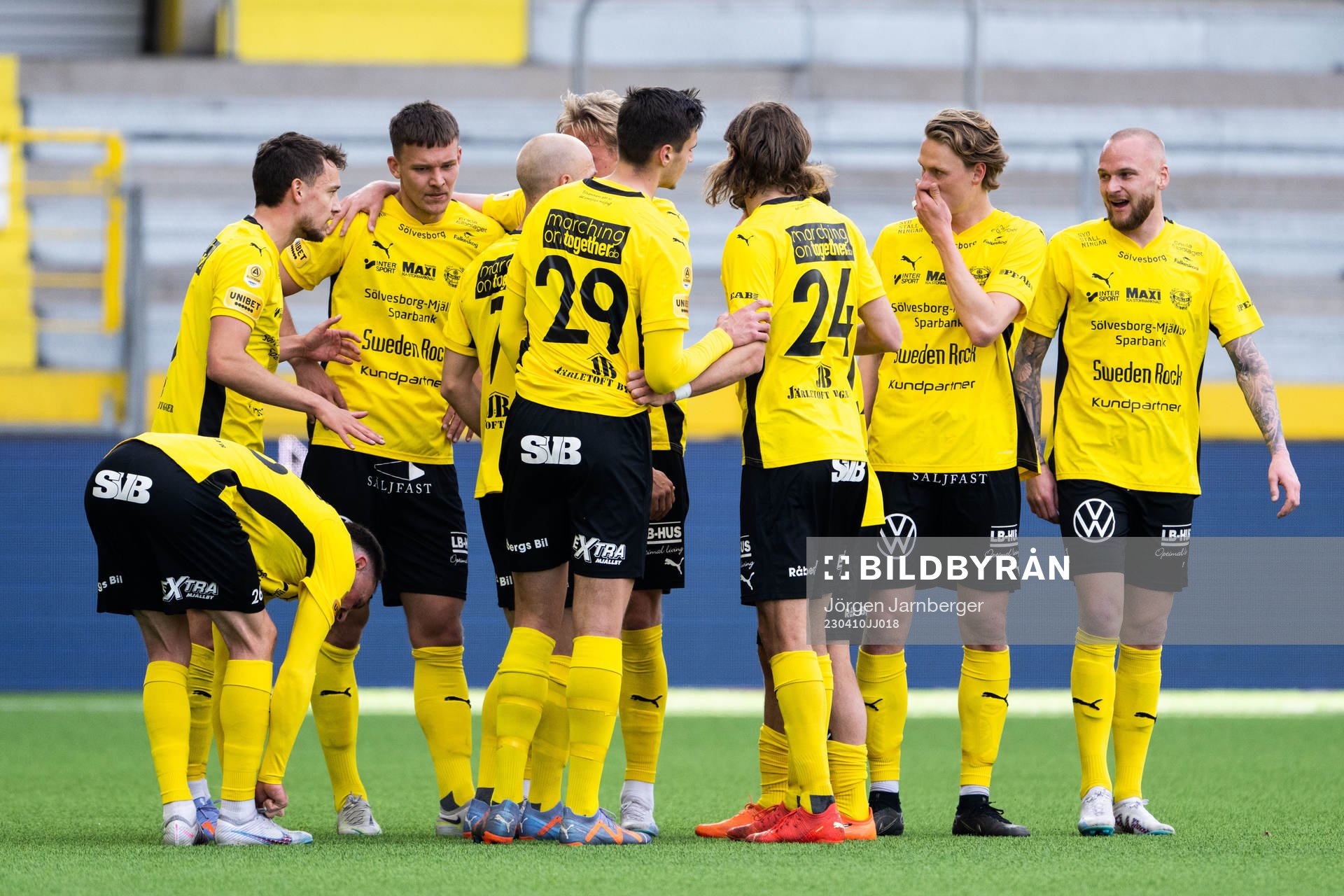 Mjällbys Arvid Brorsson jublar med lagkamrater