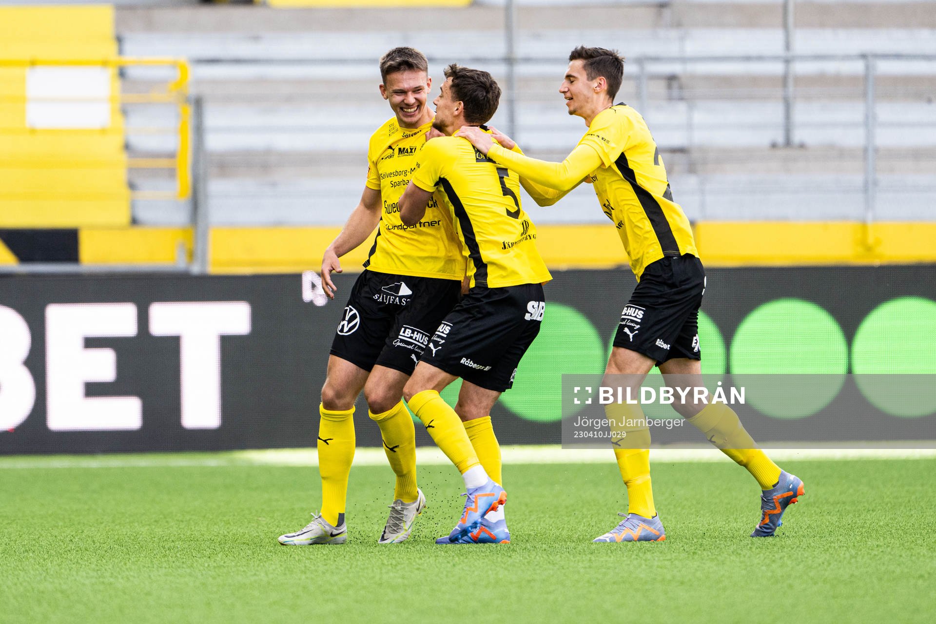 Mjällbys Arvid Brorsson jublar med Colin Rösler och Noah