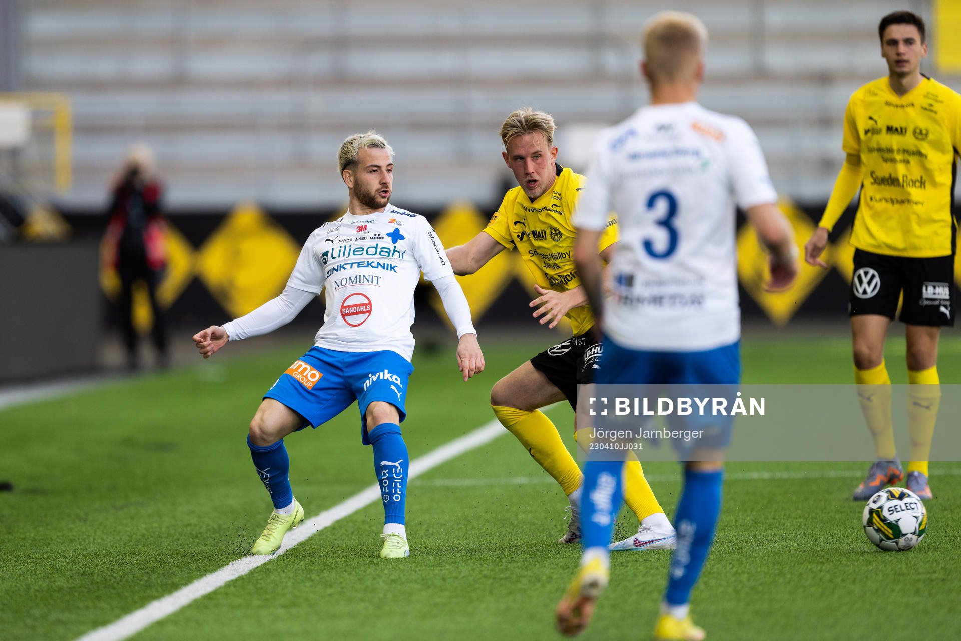 Värnamos Marco Bustos och Mjällbys Herman Johansson