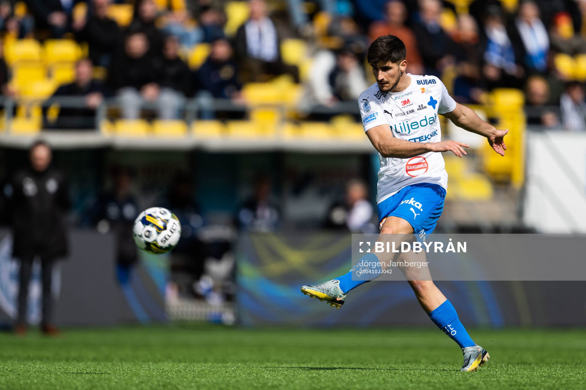 Värnamos Emin Grozdanic under fotbollsmatchen i Allsvenskan mellan Värnamo och Mjällby den 10 april 2023 i Borås. 