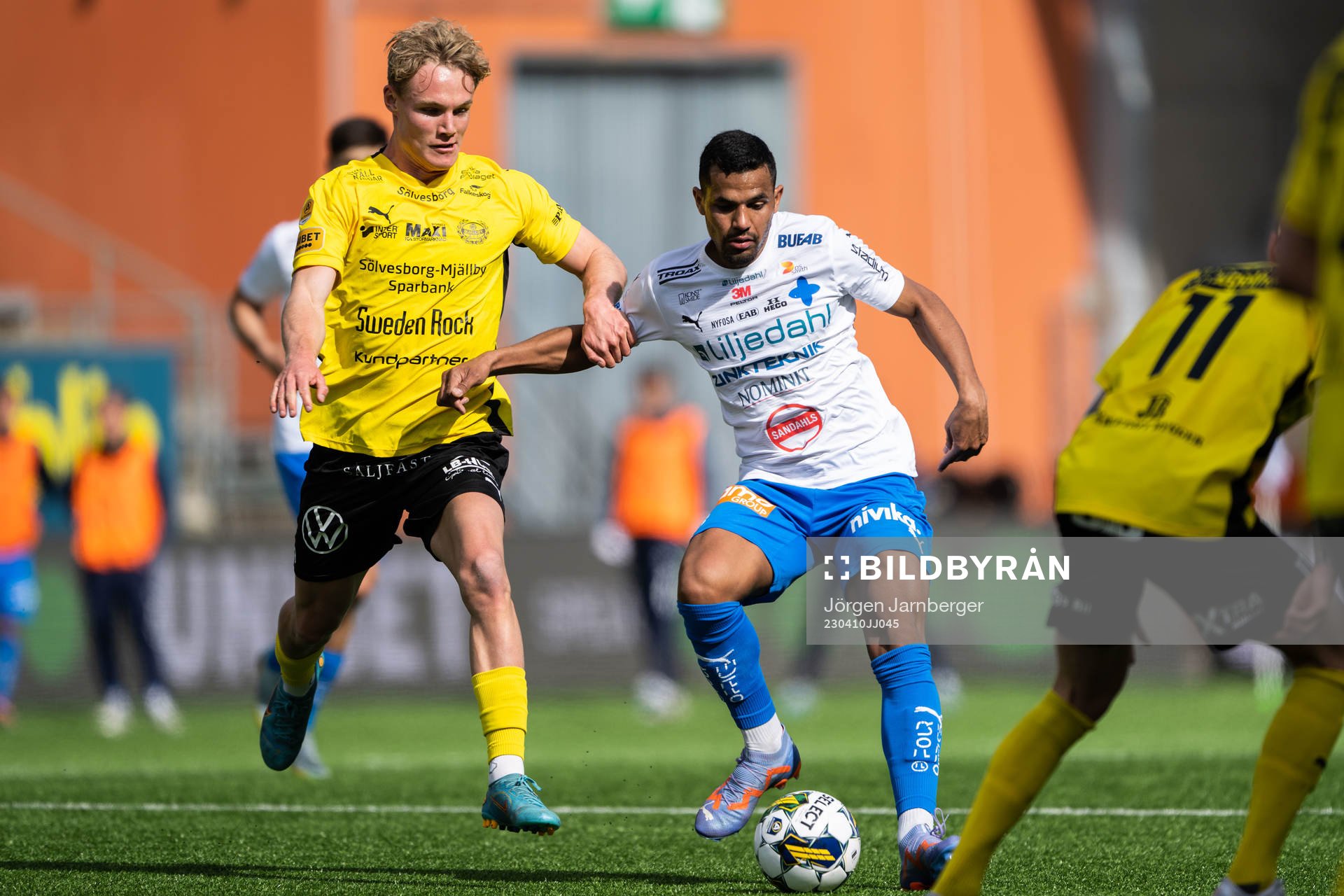 Mjällbys Max Fenger och Värnamos Wenderson Oliveira do