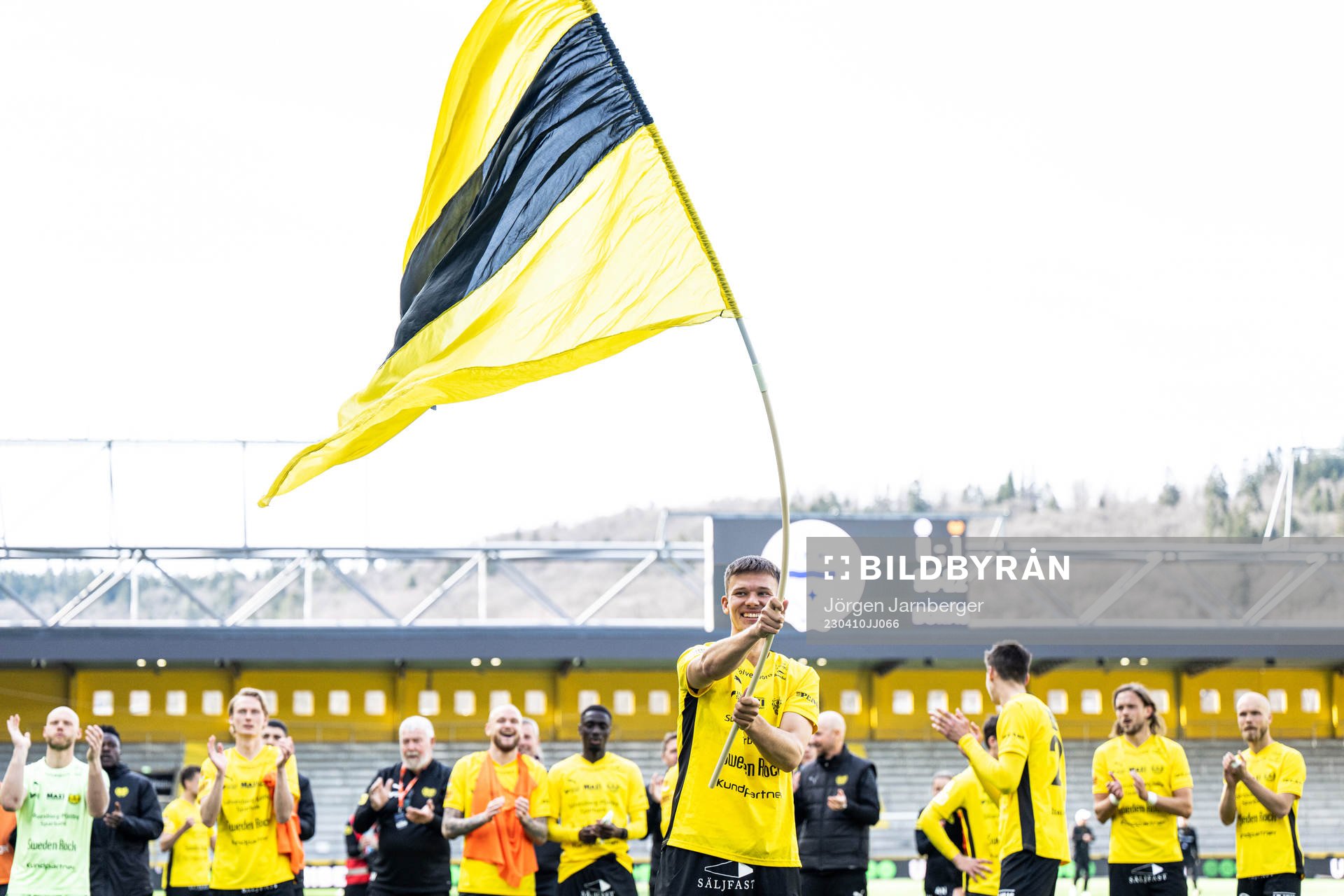 Mjällbys Arvid Brorsson jublar efter fotbollsmatchen i Allsvenskan mellan Värnamo och Mjällby den 10 april 2023 i Borås. 