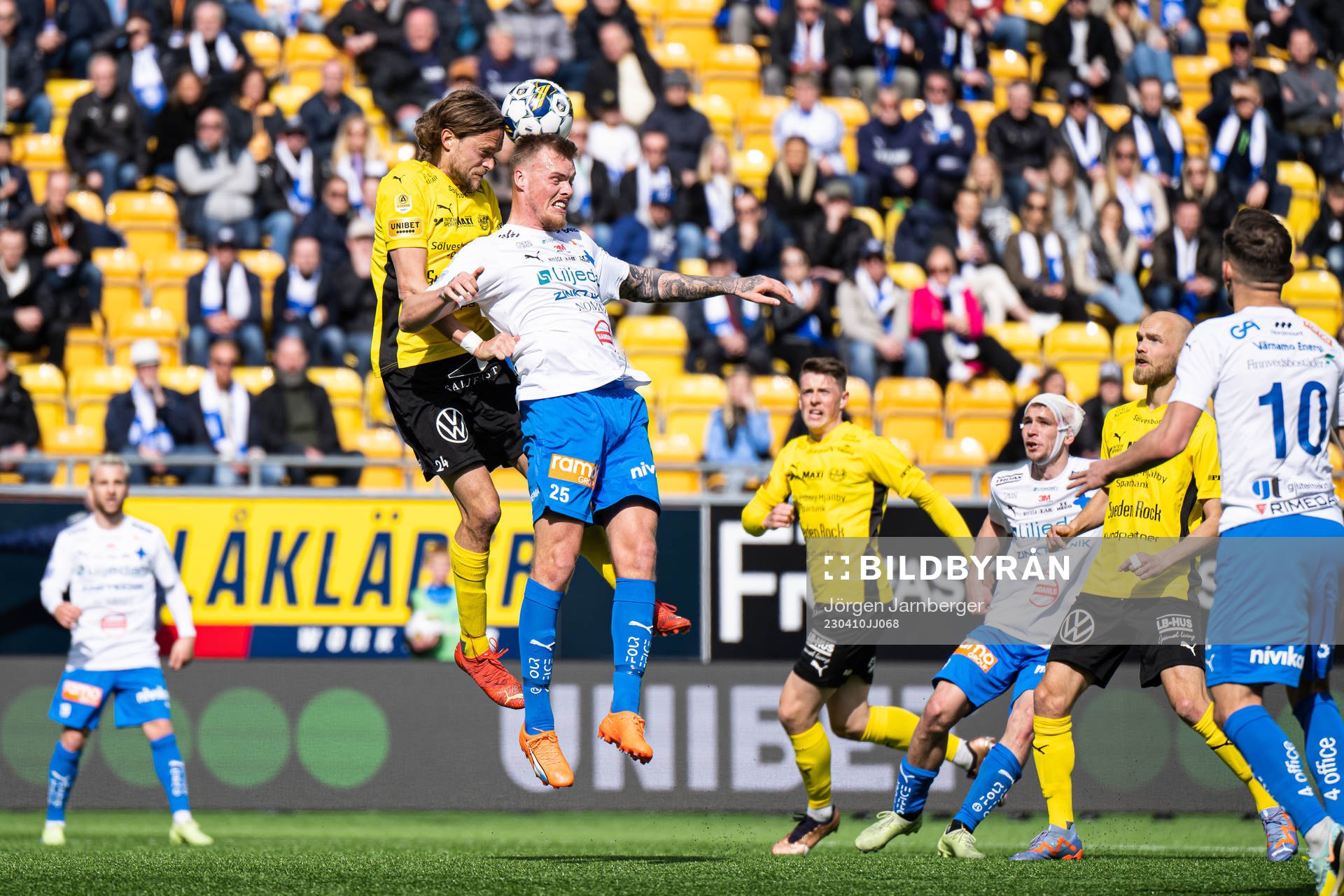 Mjällbys Tom Pettersson och Värnamos Victor Eriksson i