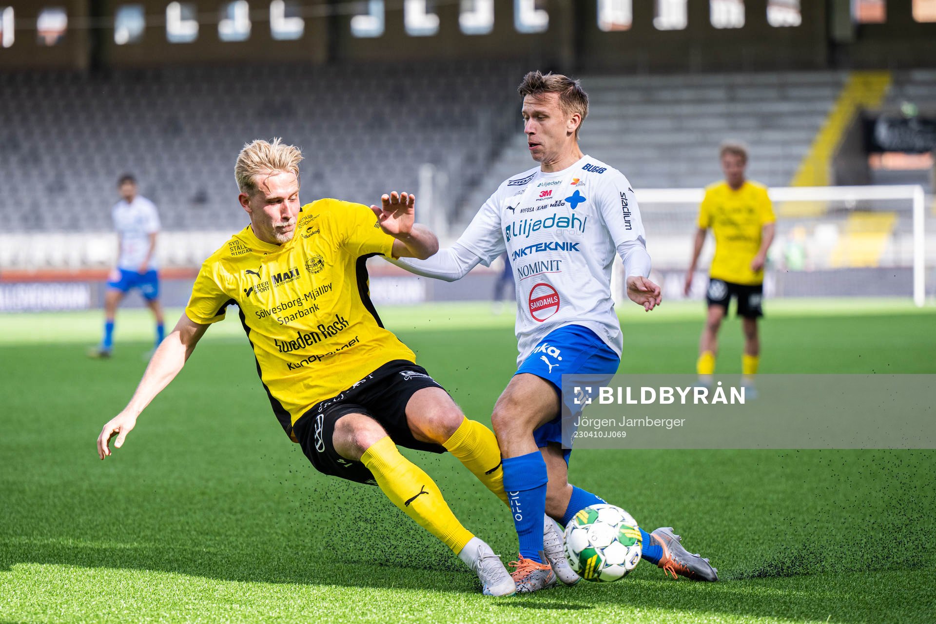 Mjällbys Herman Johansson och Värnamos Albin Lohikangas under fotbollsmatchen i Allsvenskan mellan Värnamo och Mjällby den 10 april 2023 i Borås.