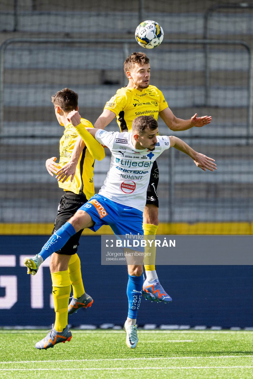 Mjällbys Colin Rösler och Värnamos Ajdin Zeljkovic