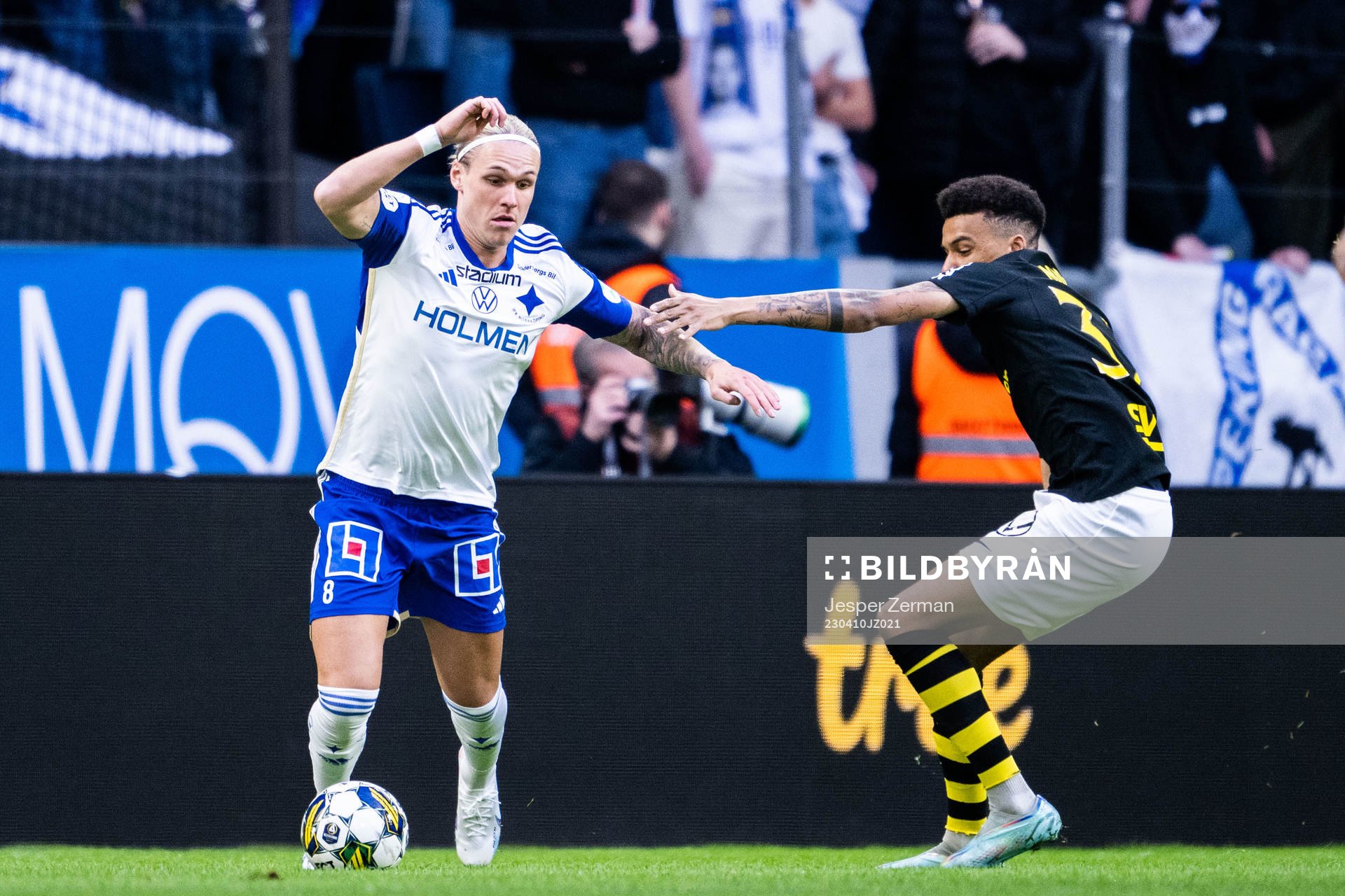 IFK Norrköpings Arnor Sigurdsson och AIKs Rui Modesto under fotbollsmatchen i Allsvenskan mellan AIK och IFK Norrköping den 10 april 2023 i Stockholm.