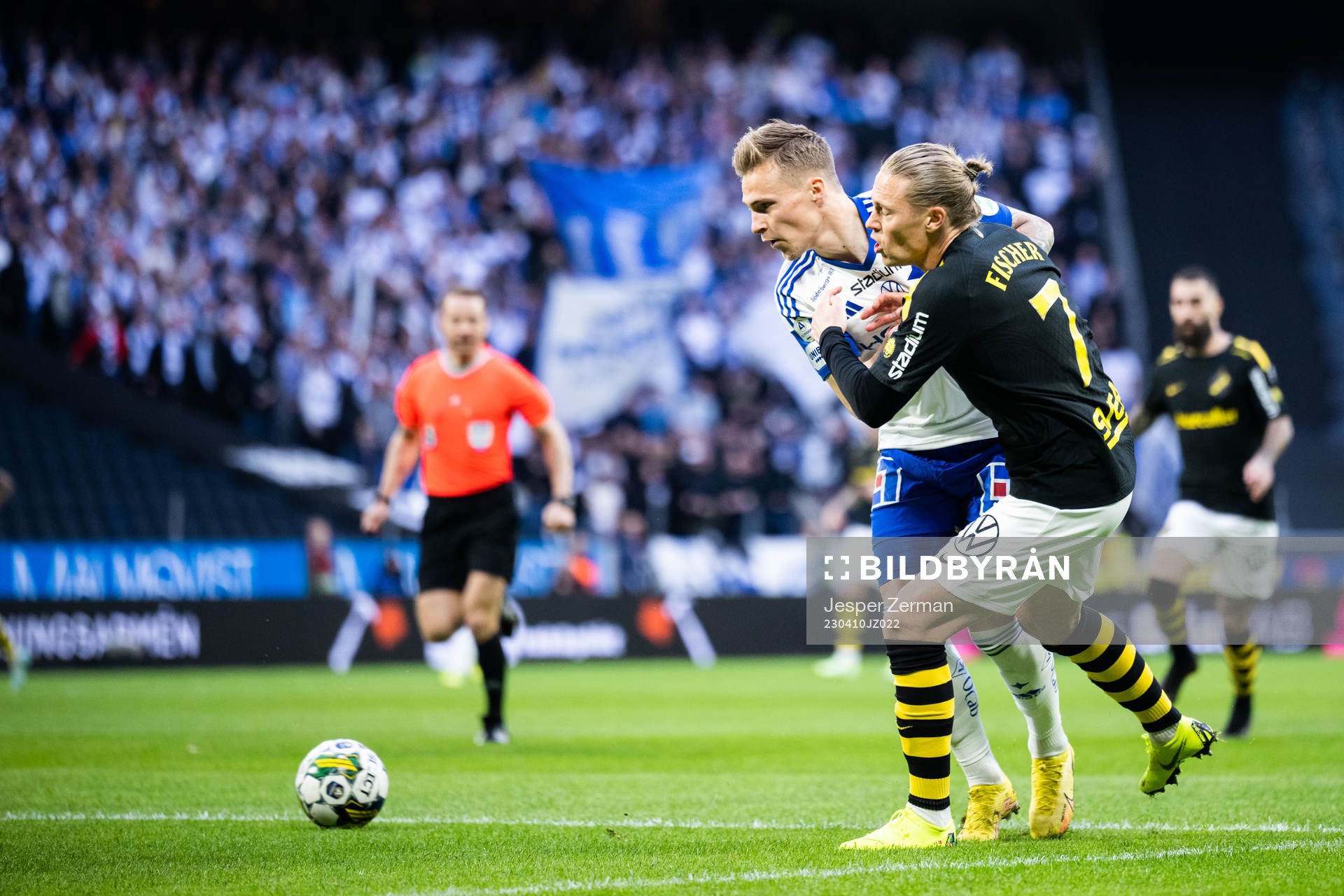 IFK Norrköpings Marco Lund Nielsen och AIKs Viktor Fischer under fotbollsmatchen i Allsvenskan mellan AIK och IFK Norrköping den 10 april 2023 i Stockholm.