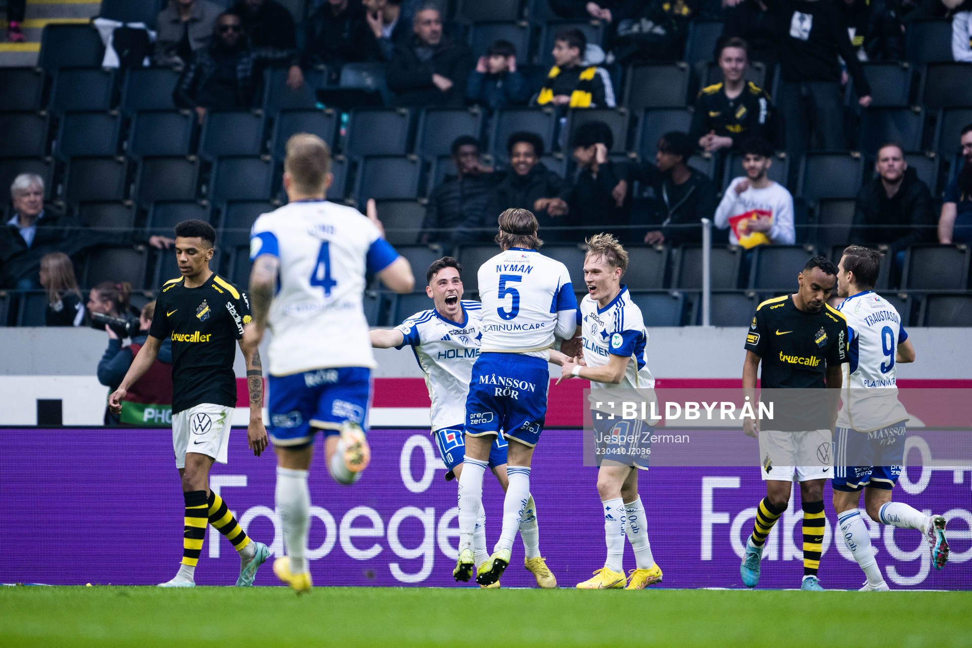 IFK Norrköpings Christoffer Nyman jublar med Vito