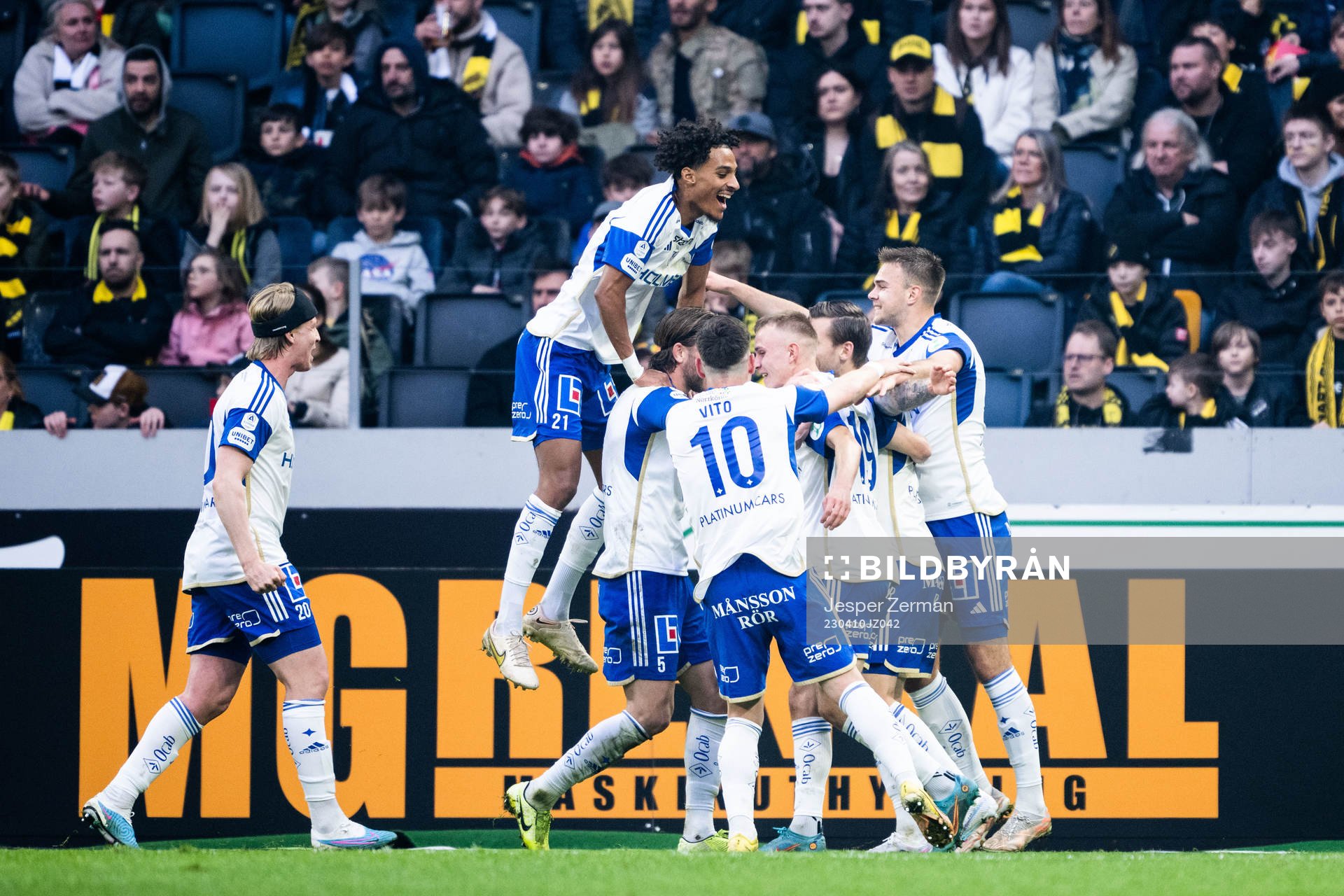 IFK Norrköpings Jesper Ceesay och lagkamrater jublar med
