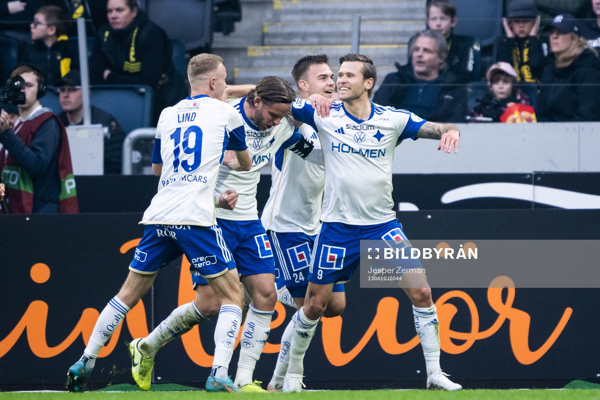 IFK Norrköpings Arnor Traustason jublar med lagkamrater