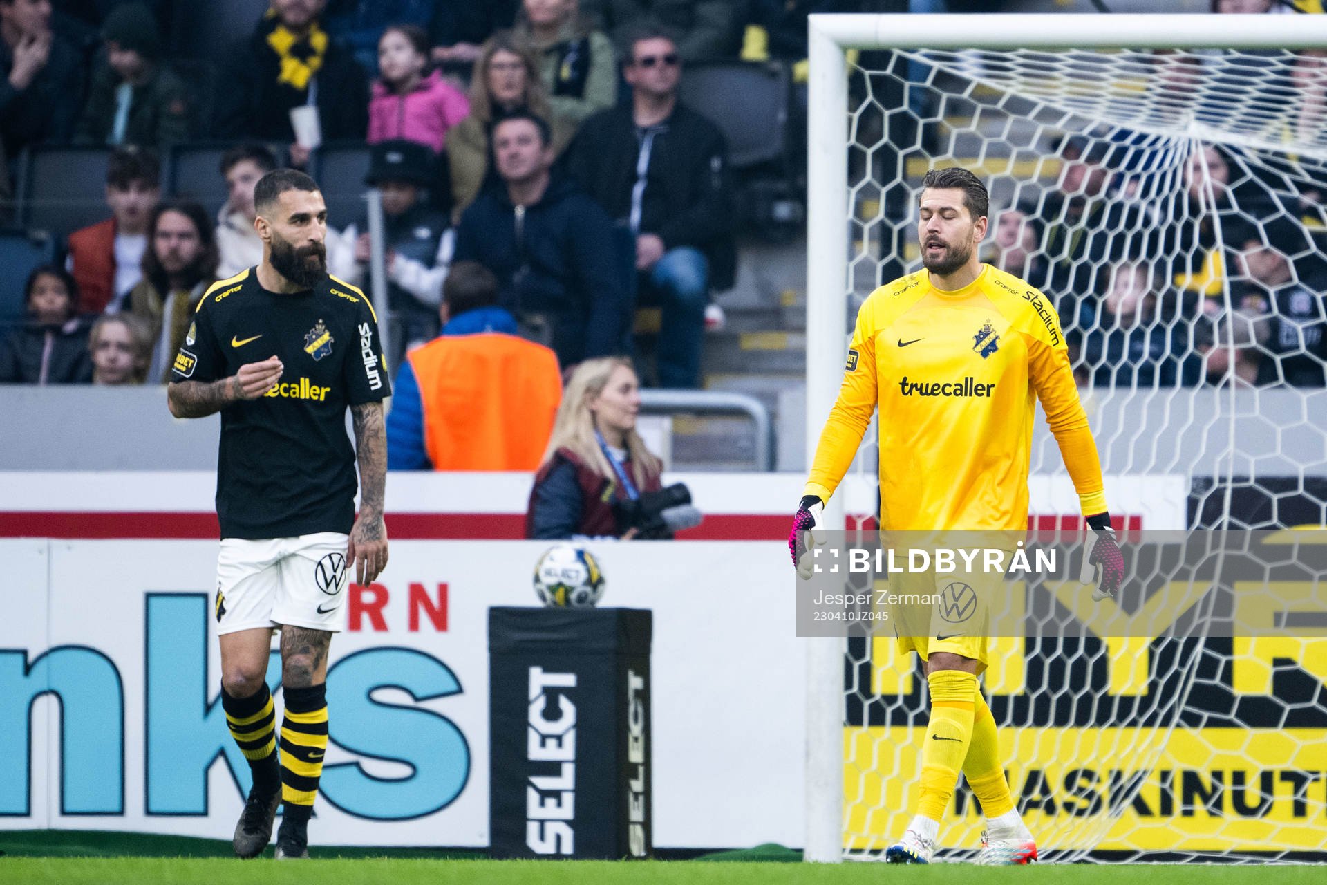 AIKs Jimmy Durmaz  och målvakt Kristoffer Nordfeldt deppar