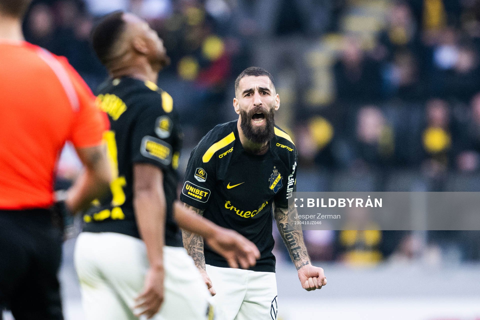 AIKs Jimmy Durmaz reagerar mot Abdussalam Magashy under fotbollsmatchen i Allsvenskan mellan AIK och IFK Norrköping den 10 april 2023 i Stockholm.