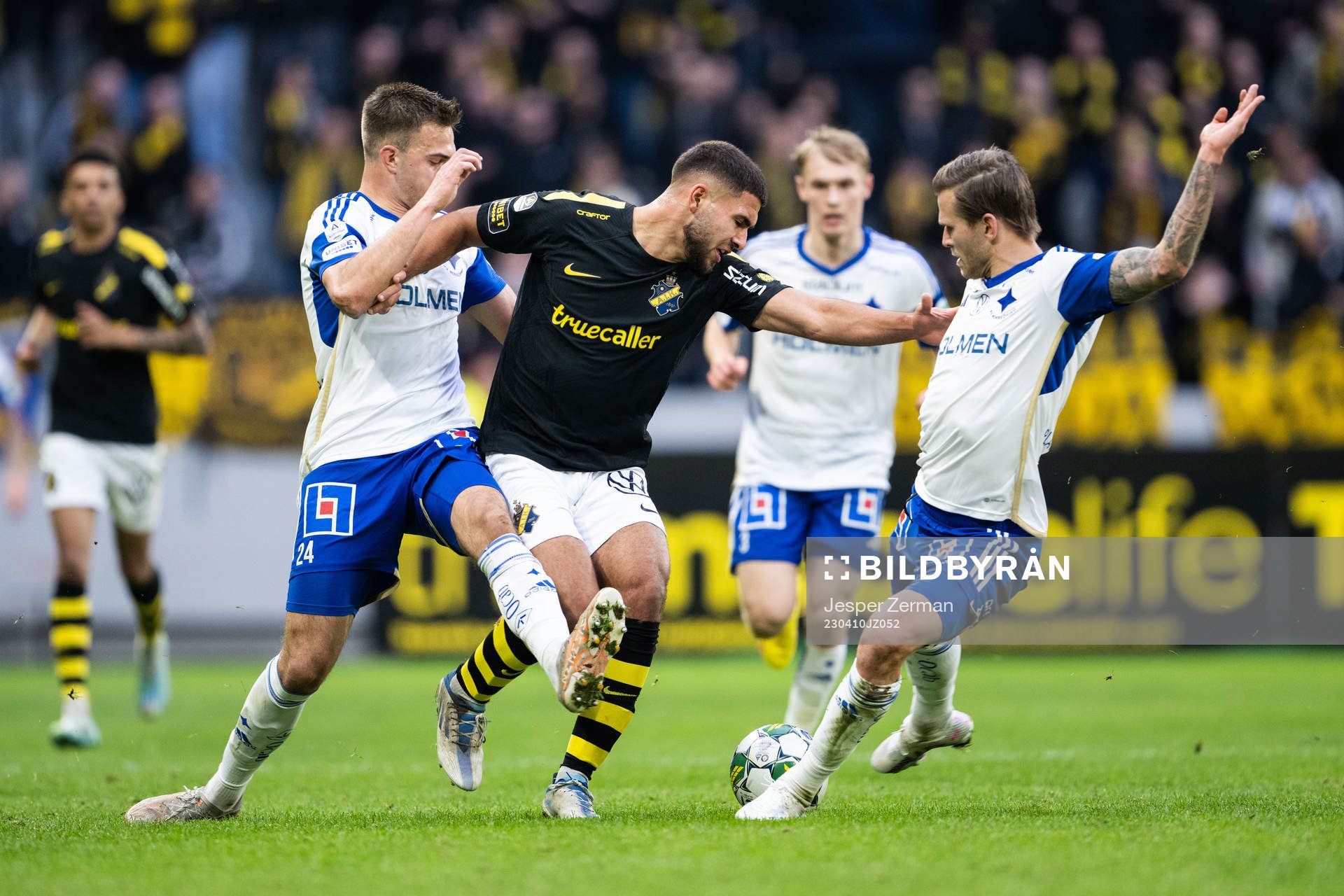 AIKs Omar Faraj mot IFK Norrköpings Wille Jakobsson och