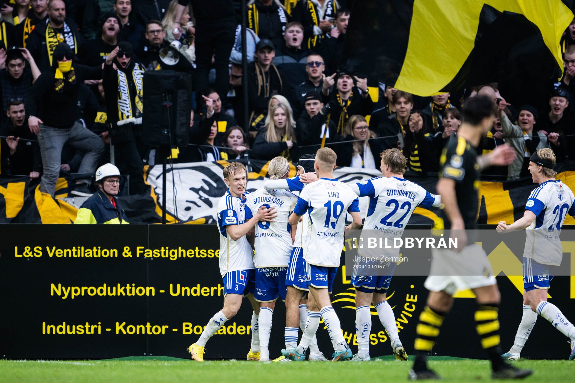 IFK Norrköpings Arnor Sigurdsson jublar framför AIKs