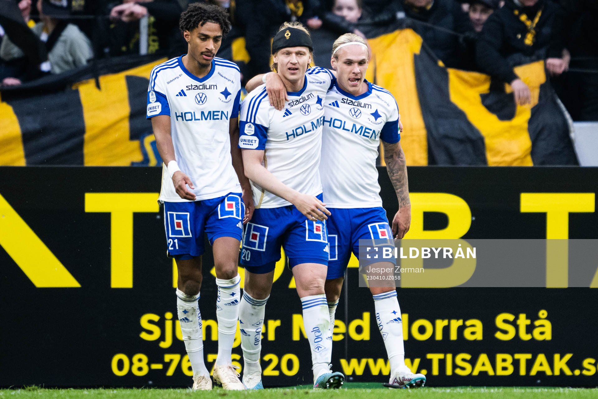 IFK Norrköpings Arnor Sigurdsson jublar med Jesper Ceesay
