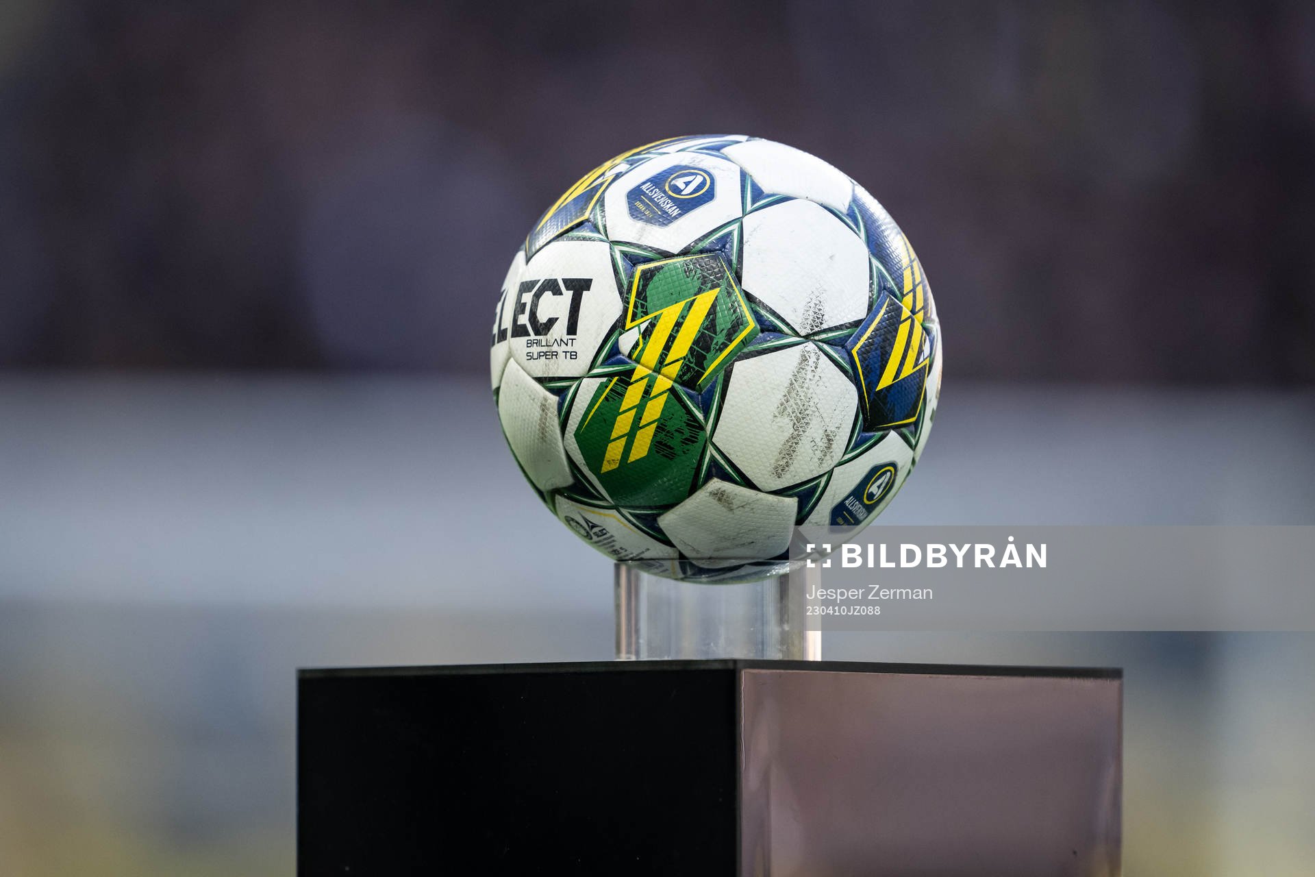 Matchbollen på ett podium