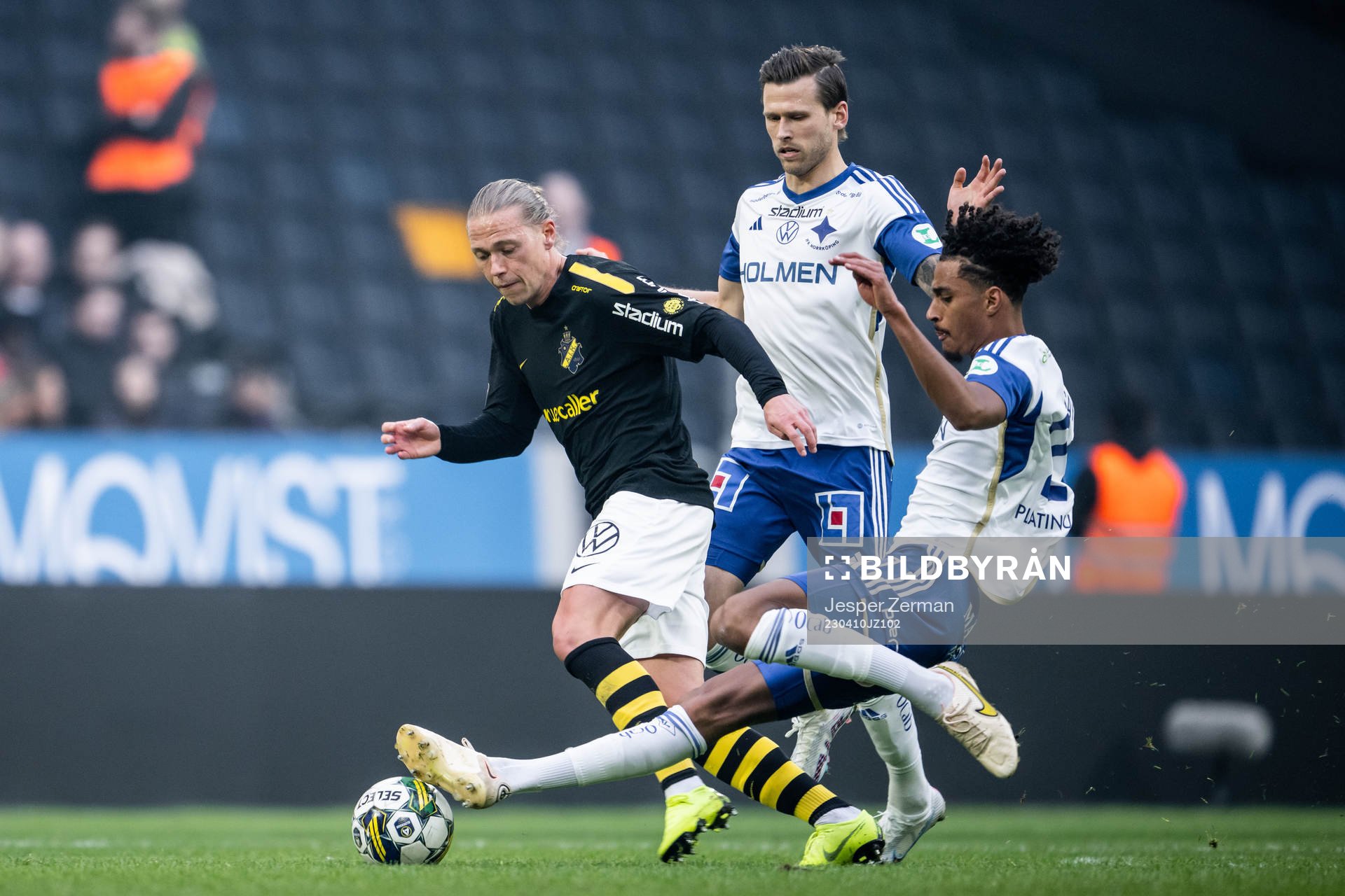 AIKs Viktor Fischer och IFK Norrköpings Jesper Ceesay