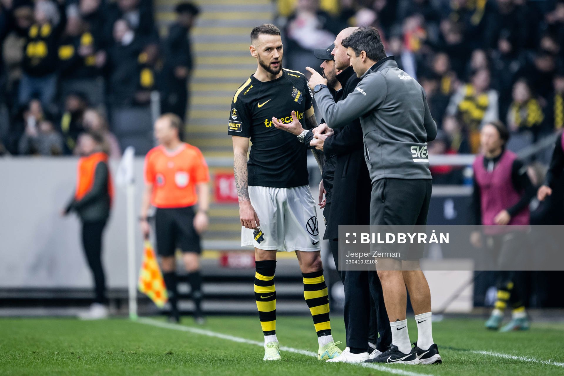 AIKs Alexander Milosevic i samtal med assisterande tränare