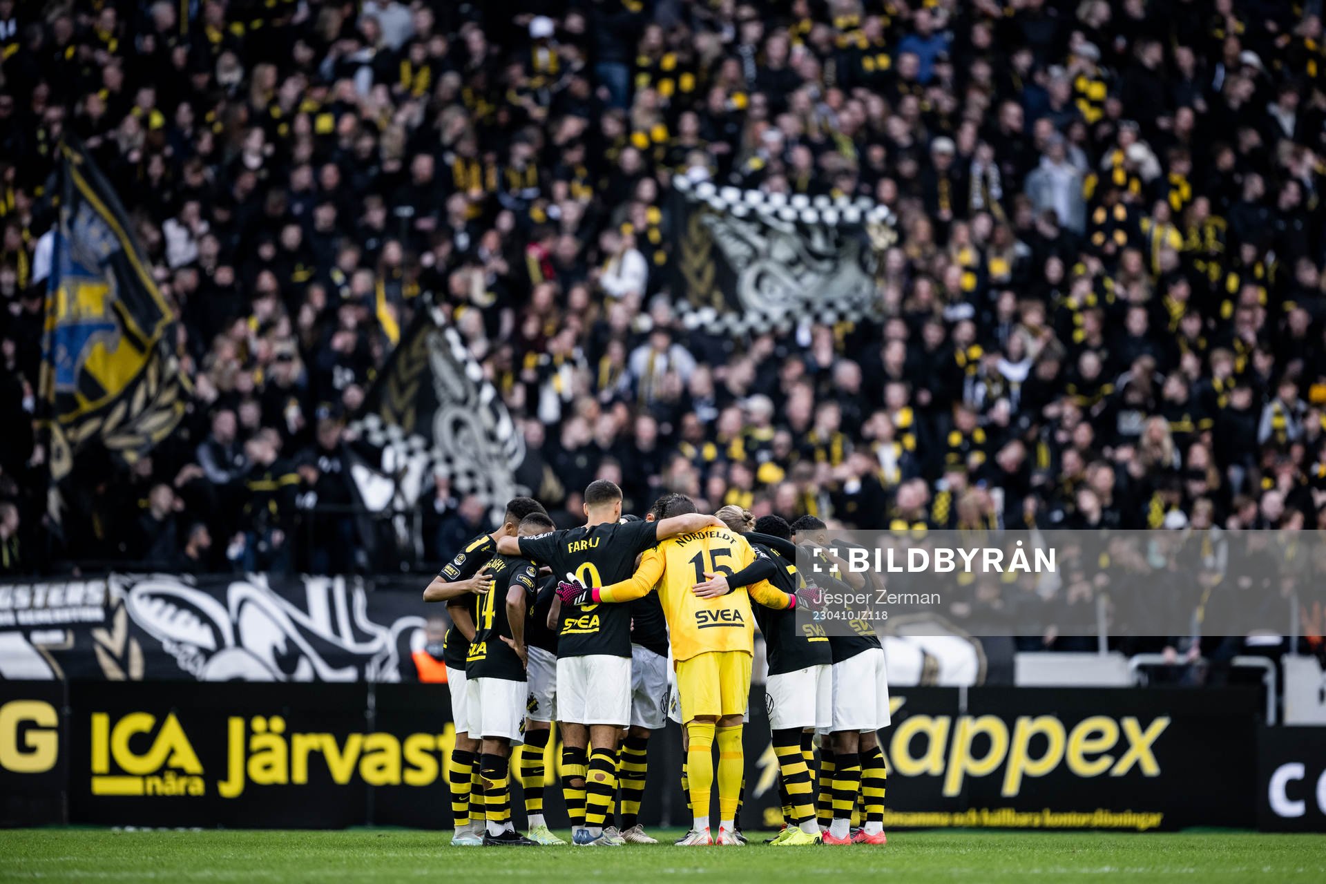 AIKs spelare samlas i en ring