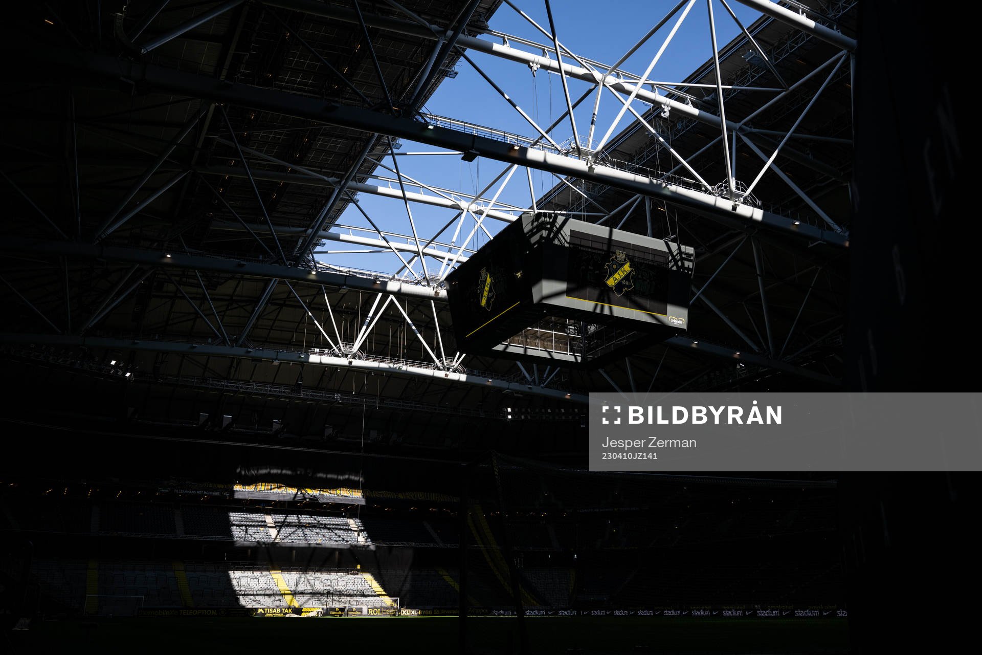 Taket på Friends Arena öppnas