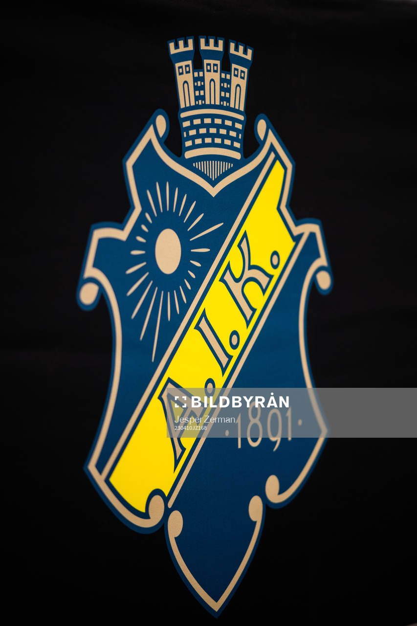 AIKs emblem på en duk på presskonferensen